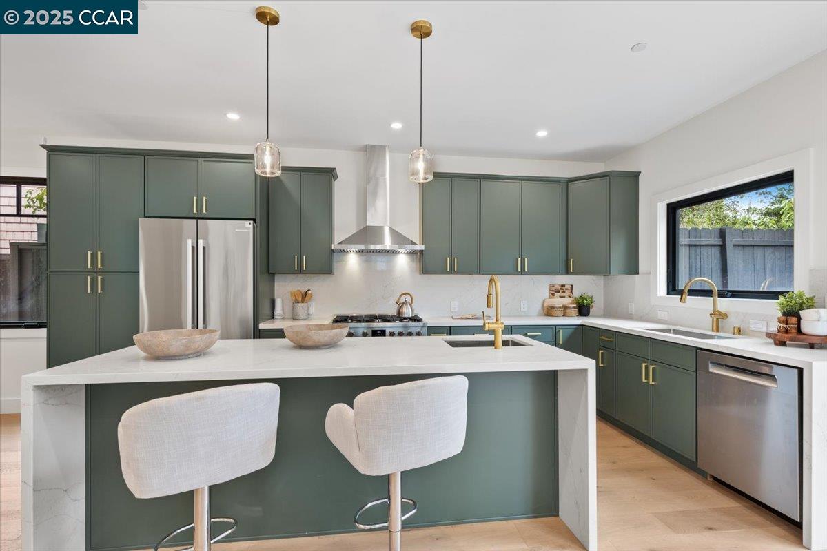 Detail Gallery Image 11 of 48 For 1045 Kains Ave, Albany,  CA 94706 - 5 Beds | 4/1 Baths