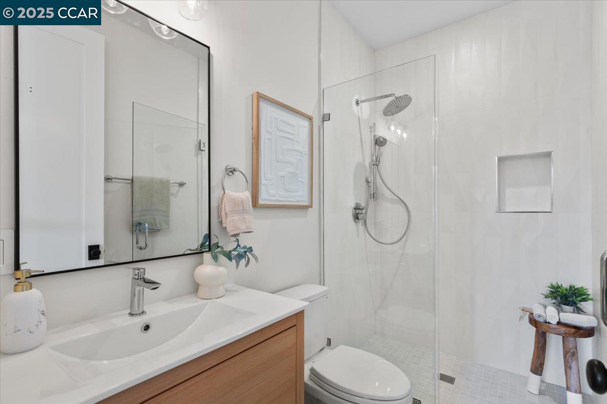 Detail Gallery Image 21 of 48 For 1045 Kains Ave, Albany,  CA 94706 - 5 Beds | 4/1 Baths
