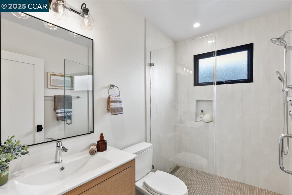 Detail Gallery Image 23 of 48 For 1045 Kains Ave, Albany,  CA 94706 - 5 Beds | 4/1 Baths