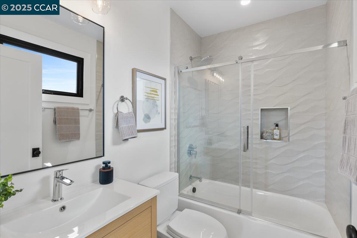 Detail Gallery Image 25 of 48 For 1045 Kains Ave, Albany,  CA 94706 - 5 Beds | 4/1 Baths