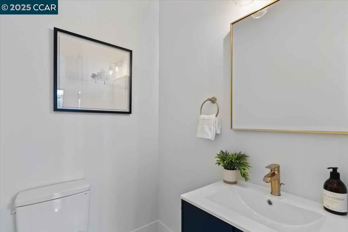 Detail Gallery Image 27 of 48 For 1045 Kains Ave, Albany,  CA 94706 - 5 Beds | 4/1 Baths