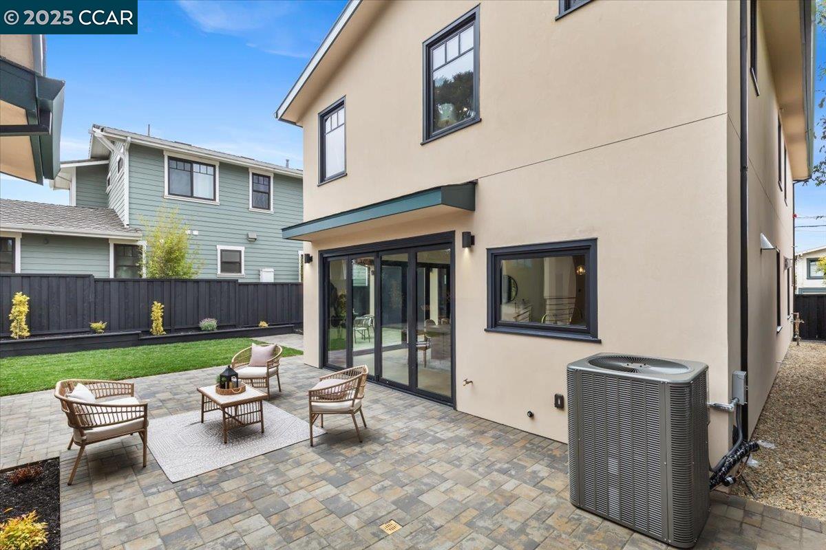 Detail Gallery Image 32 of 48 For 1045 Kains Ave, Albany,  CA 94706 - 5 Beds | 4/1 Baths