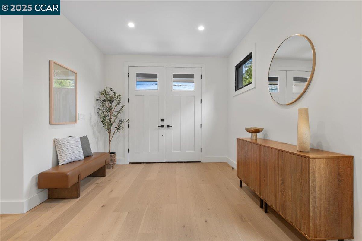 Detail Gallery Image 4 of 48 For 1045 Kains Ave, Albany,  CA 94706 - 5 Beds | 4/1 Baths