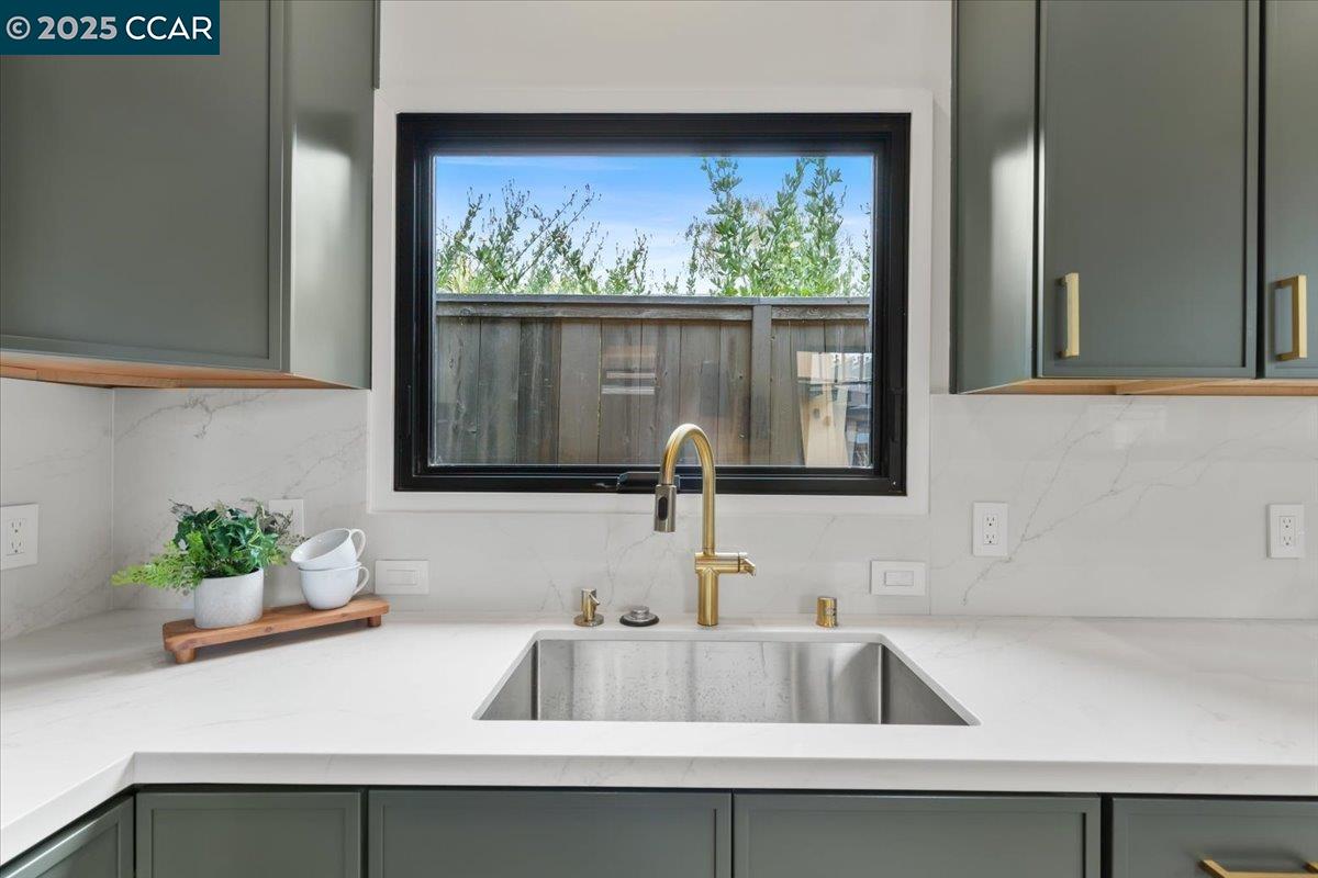 Detail Gallery Image 44 of 48 For 1045 Kains Ave, Albany,  CA 94706 - 5 Beds | 4/1 Baths
