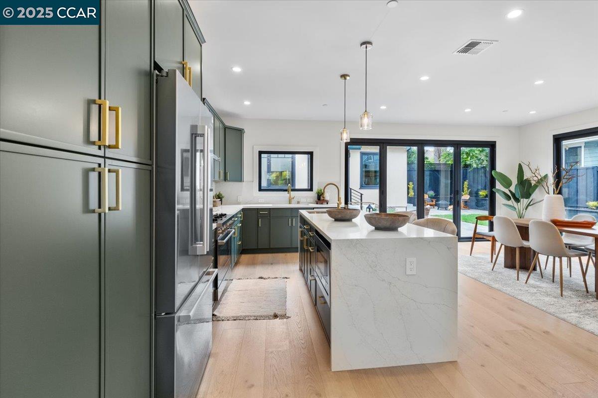 Detail Gallery Image 8 of 48 For 1045 Kains Ave, Albany,  CA 94706 - 5 Beds | 4/1 Baths