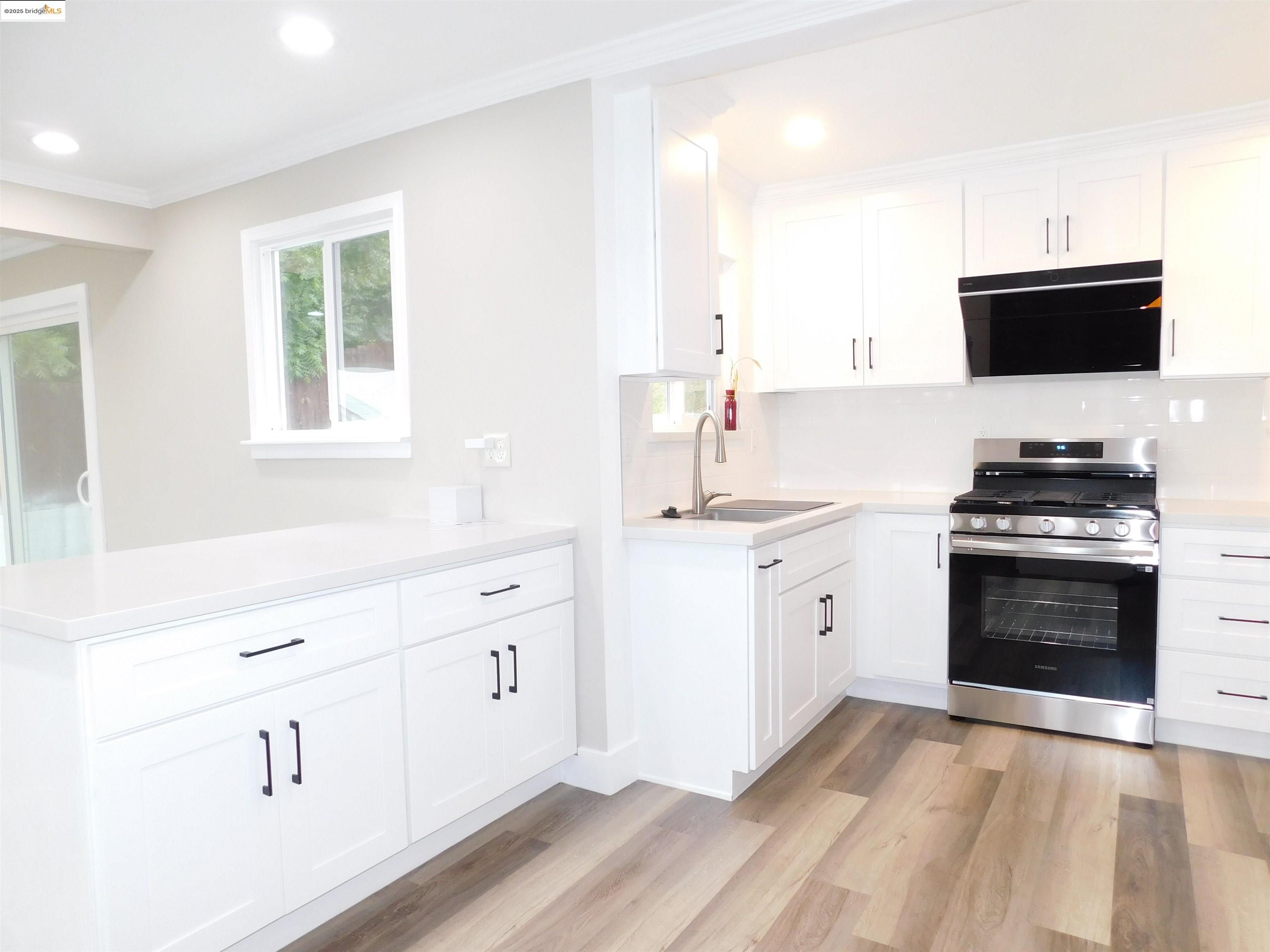 Detail Gallery Image 4 of 13 For 15976 Carolyn St, San Leandro,  CA 94578 - 3 Beds | 2/1 Baths