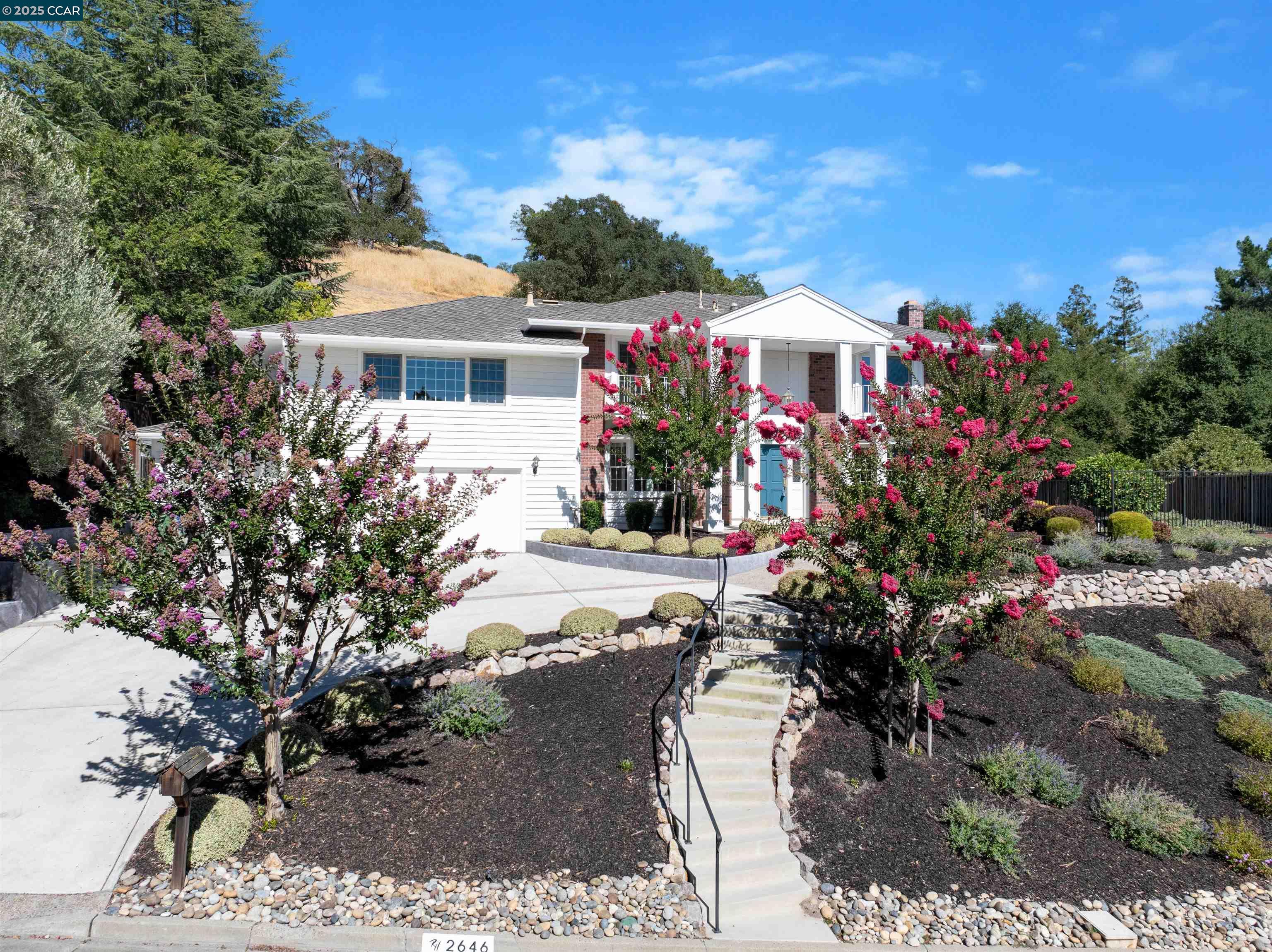 Detail Gallery Image 2 of 37 For 2646 Roundhill Dr, Alamo,  CA 94507 - 4 Beds | 2/1 Baths