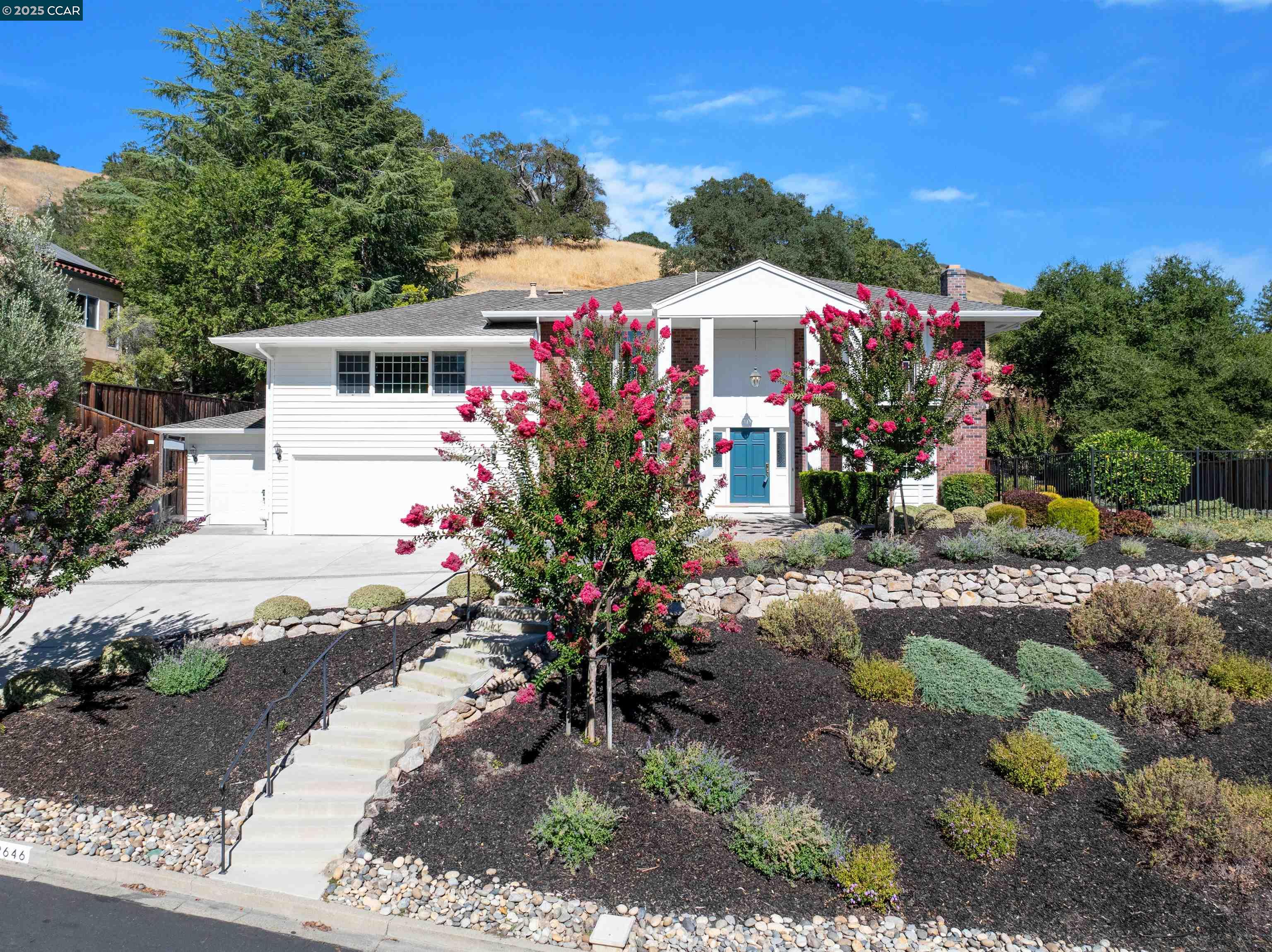Detail Gallery Image 3 of 37 For 2646 Roundhill Dr, Alamo,  CA 94507 - 4 Beds | 2/1 Baths