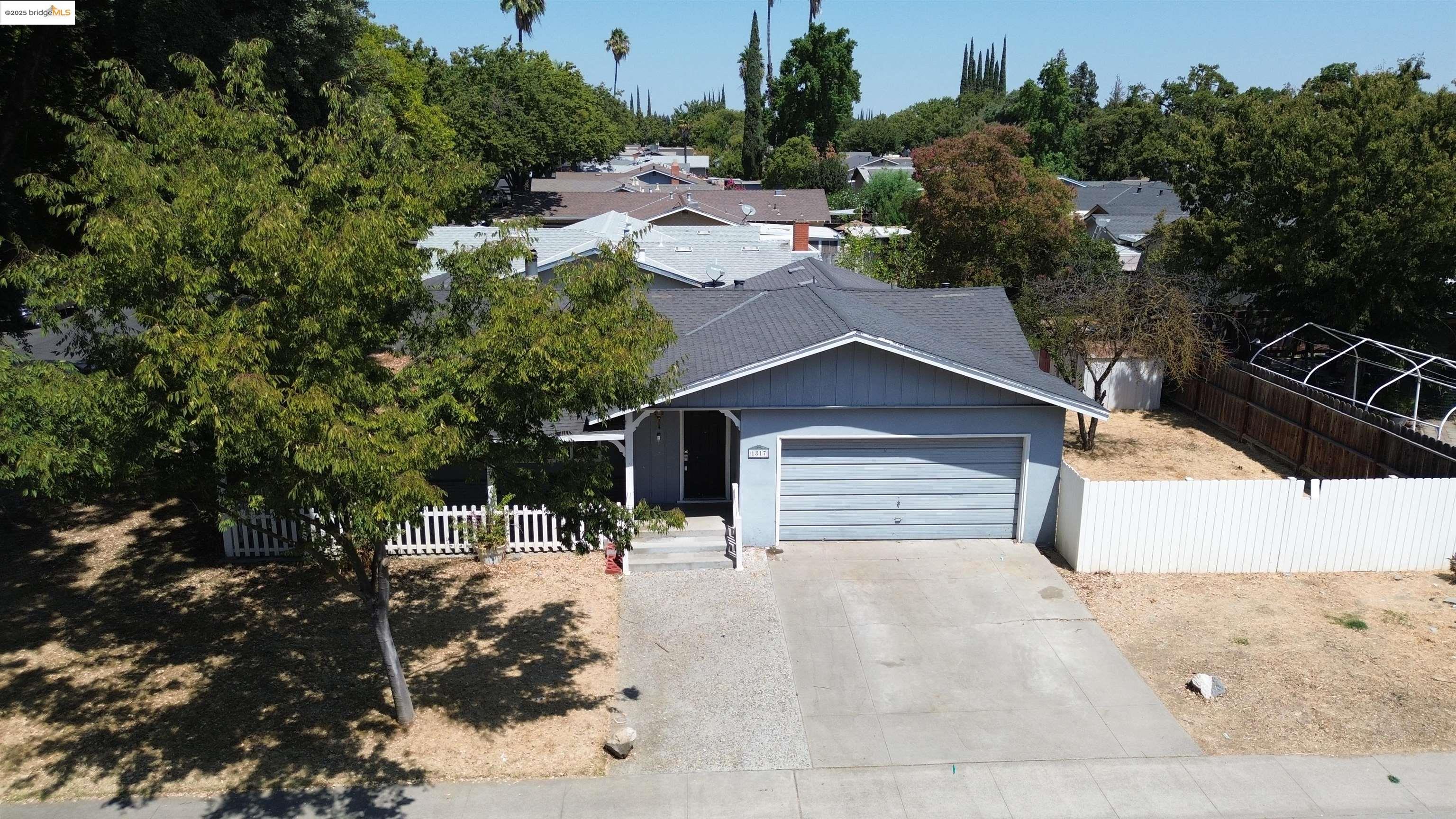 Detail Gallery Image 3 of 25 For 1817 Fairfax Ave, Modesto,  CA 95355 - 3 Beds | 2 Baths