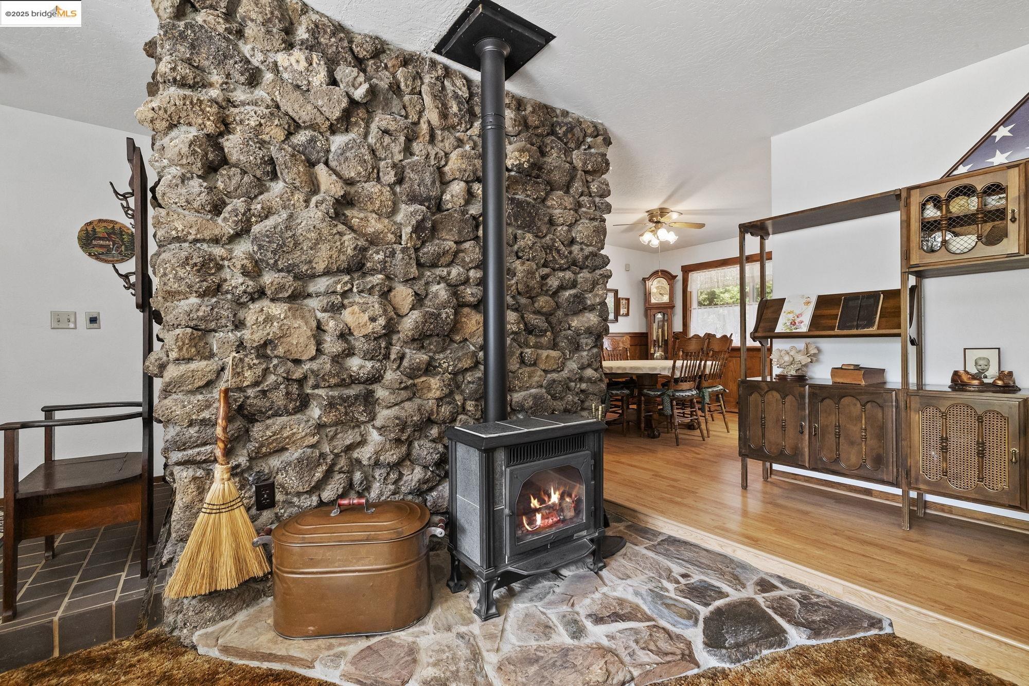 Detail Gallery Image 6 of 28 For 21273 Crestview Dr, Sonora,  CA 95370 - 3 Beds | 2 Baths