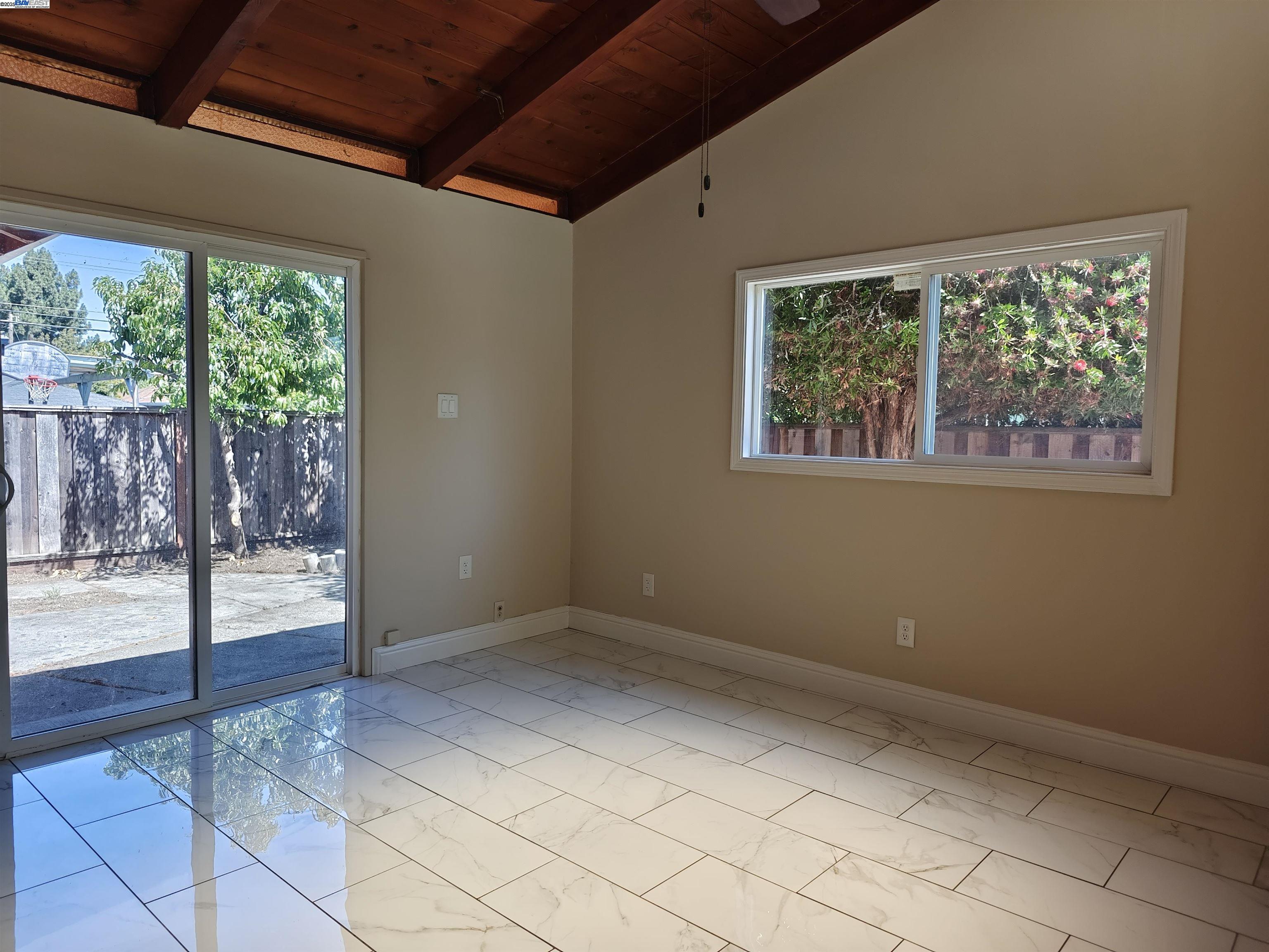 Detail Gallery Image 13 of 23 For 522 Lagunitas Lane, Hayward,  CA 94544 - 3 Beds | 2 Baths