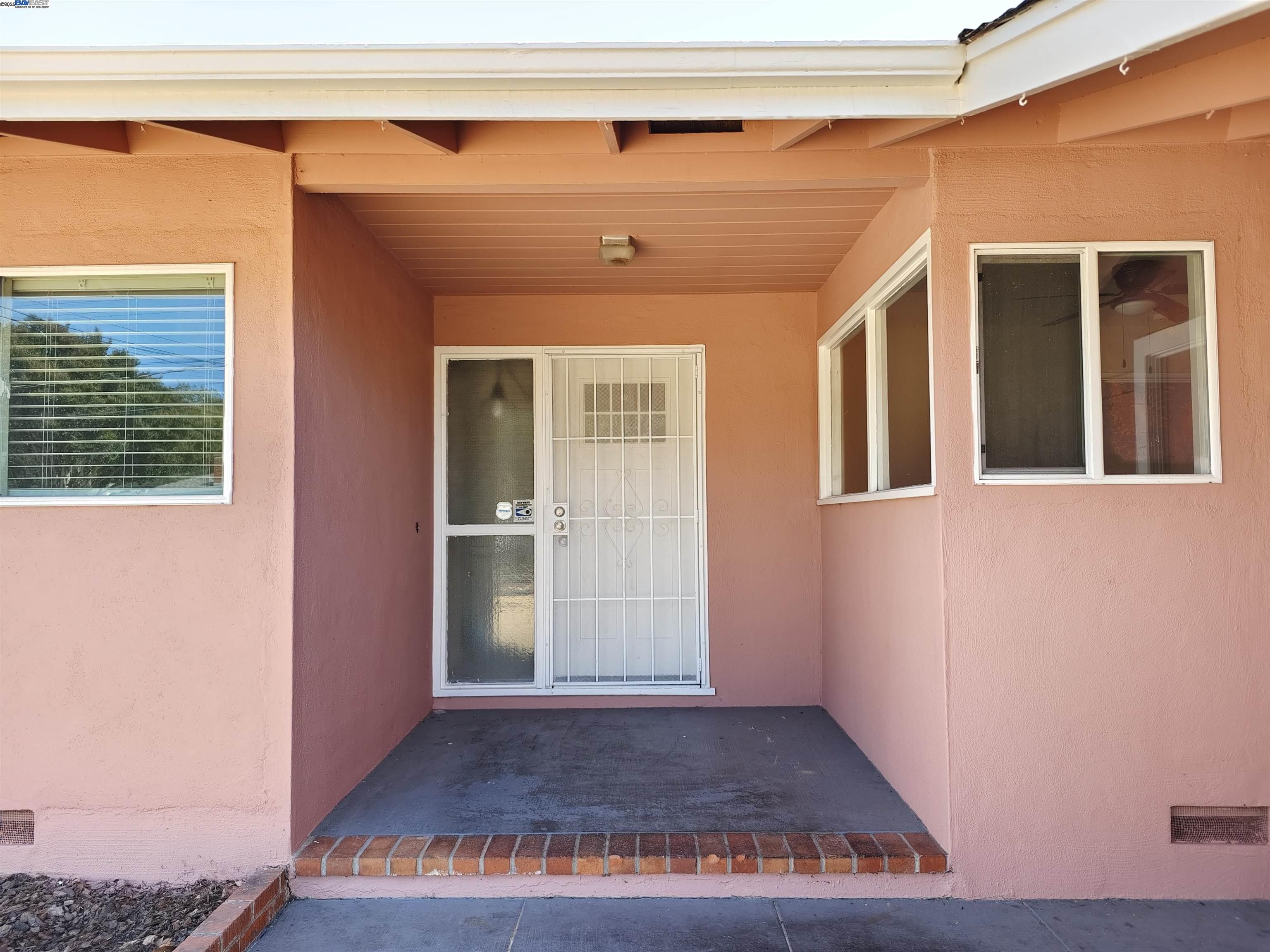 Detail Gallery Image 4 of 23 For 522 Lagunitas Lane, Hayward,  CA 94544 - 3 Beds | 2 Baths