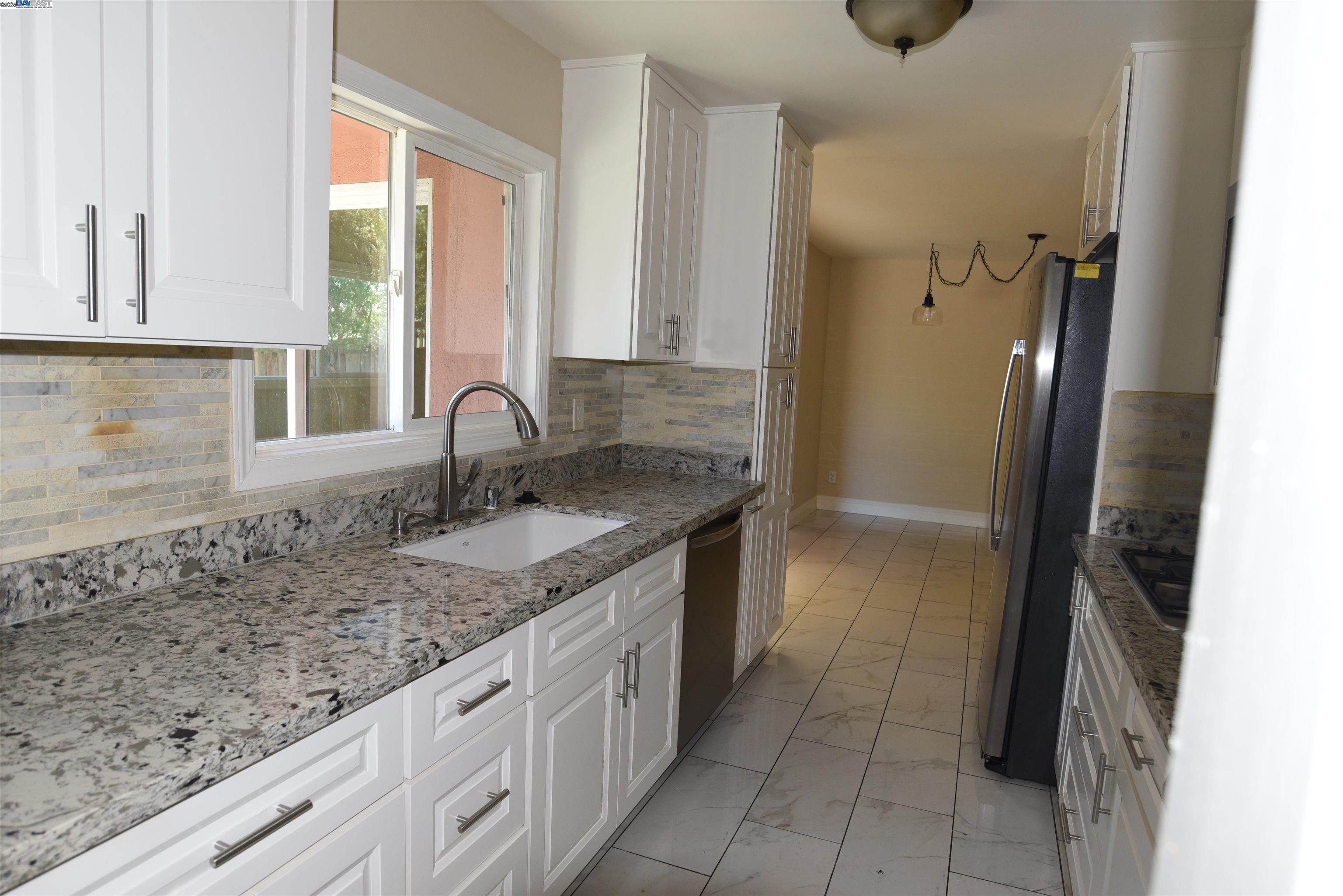 Detail Gallery Image 10 of 23 For 522 Lagunitas Lane, Hayward,  CA 94544 - 3 Beds | 2 Baths