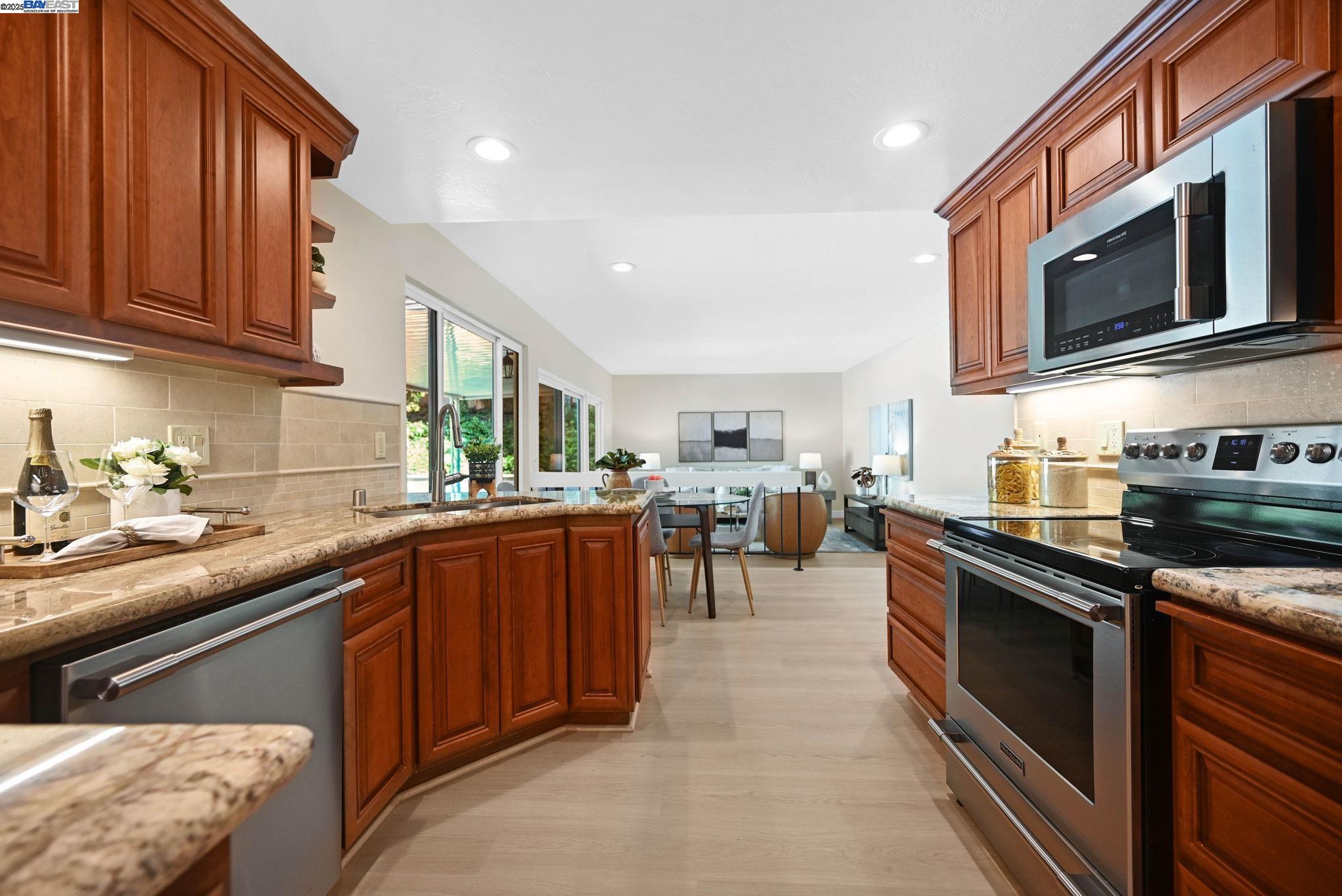 Detail Gallery Image 7 of 28 For 5846 Cold Water Dr, Castro Valley,  CA 94552 - 3 Beds | 2 Baths