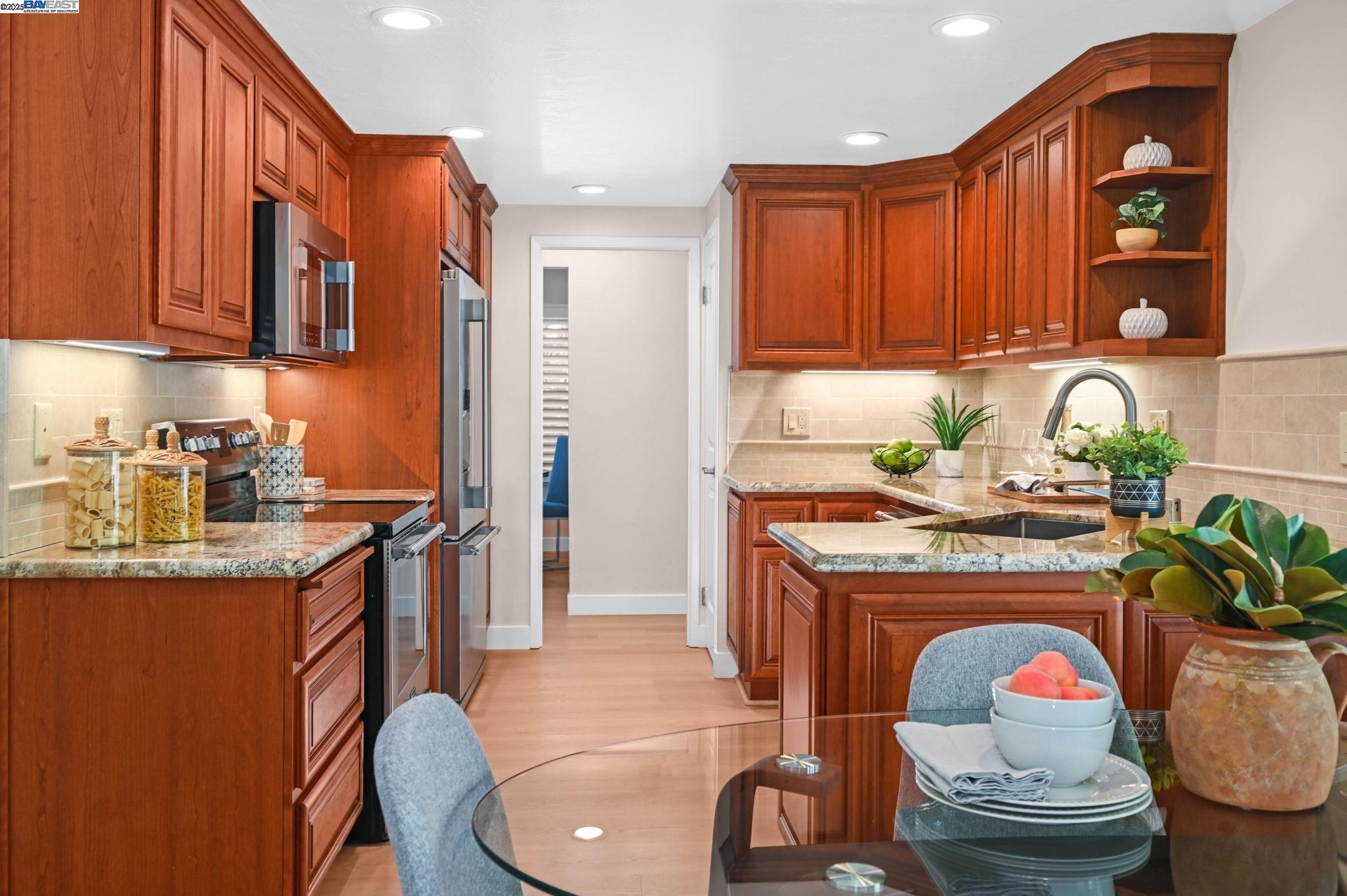 Detail Gallery Image 8 of 28 For 5846 Cold Water Dr, Castro Valley,  CA 94552 - 3 Beds | 2 Baths
