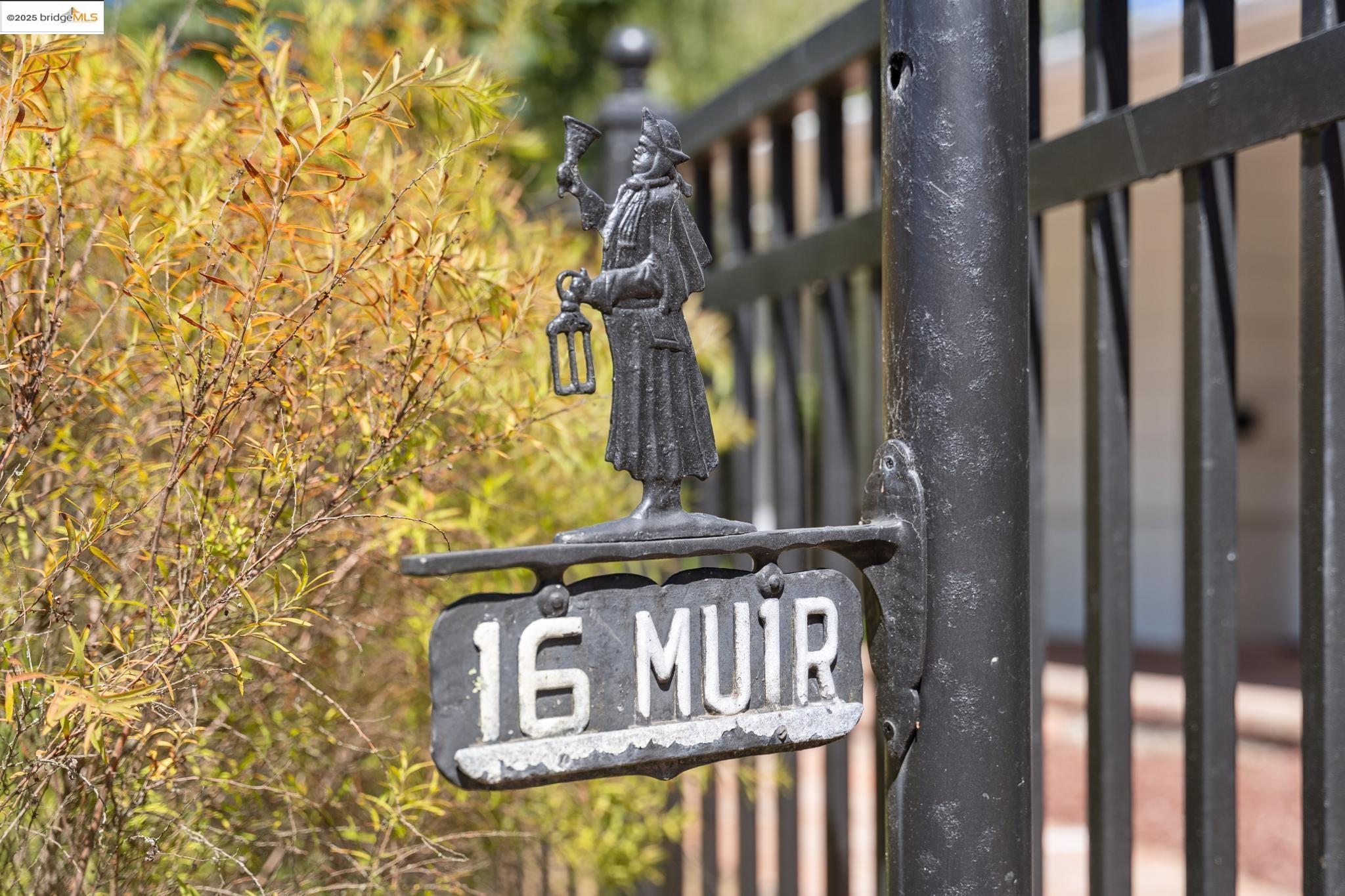 Detail Gallery Image 2 of 40 For 16 Muir Way, Berkeley,  CA 94708 - 3 Beds | 2 Baths
