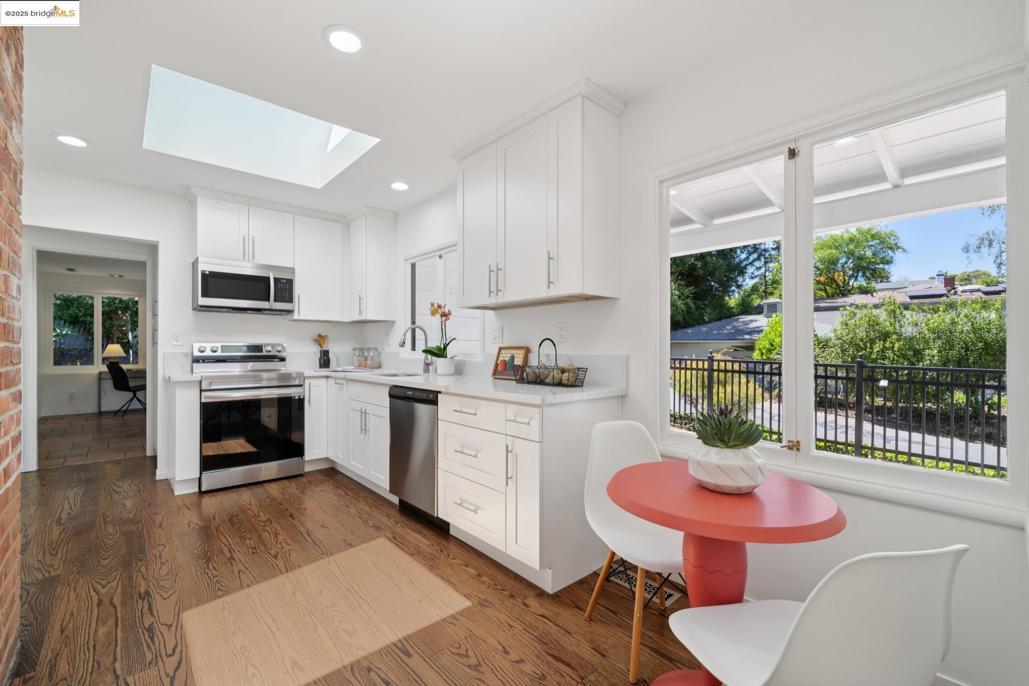 Detail Gallery Image 11 of 40 For 16 Muir Way, Berkeley,  CA 94708 - 3 Beds | 2 Baths