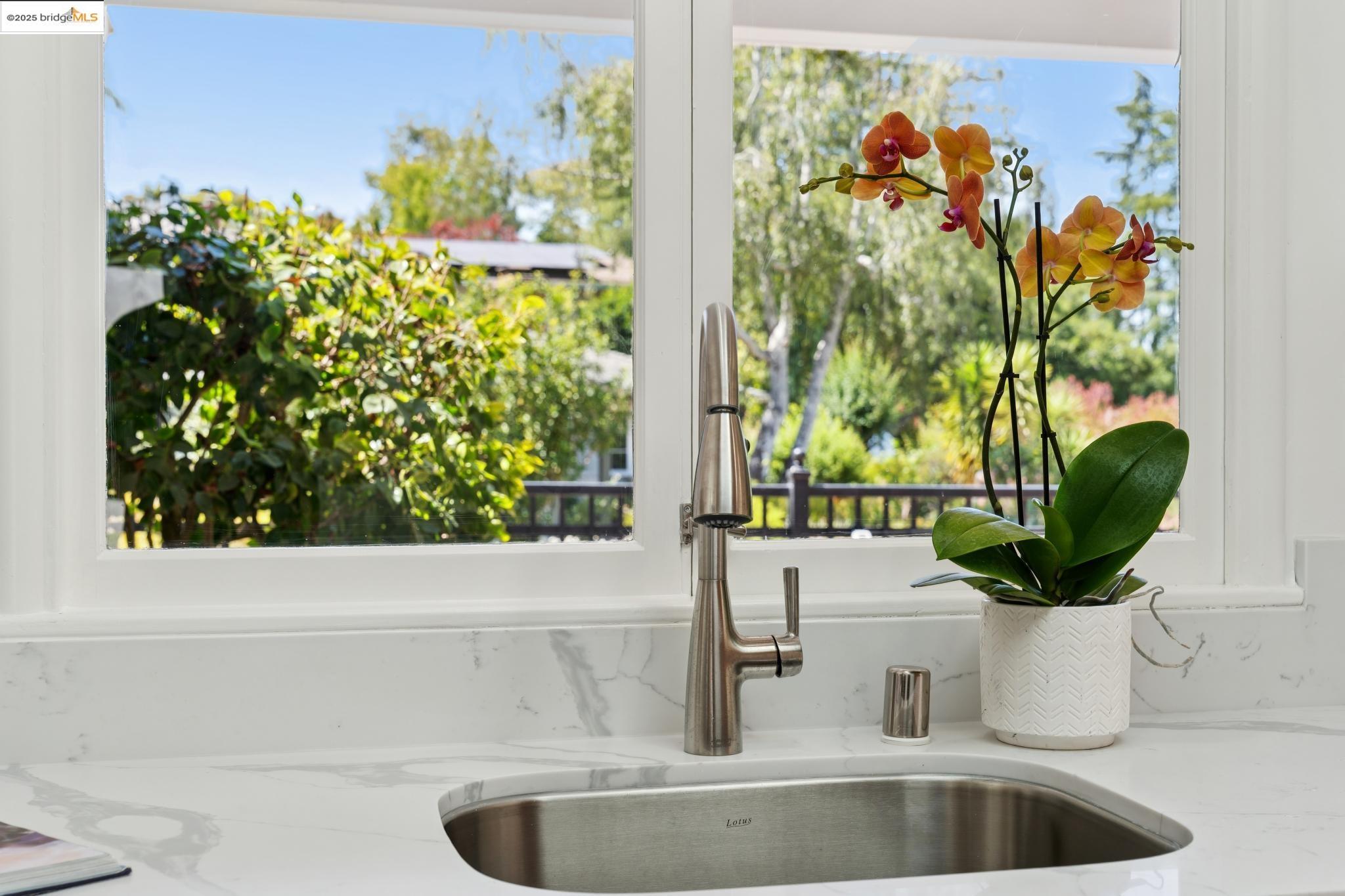 Detail Gallery Image 13 of 40 For 16 Muir Way, Berkeley,  CA 94708 - 3 Beds | 2 Baths