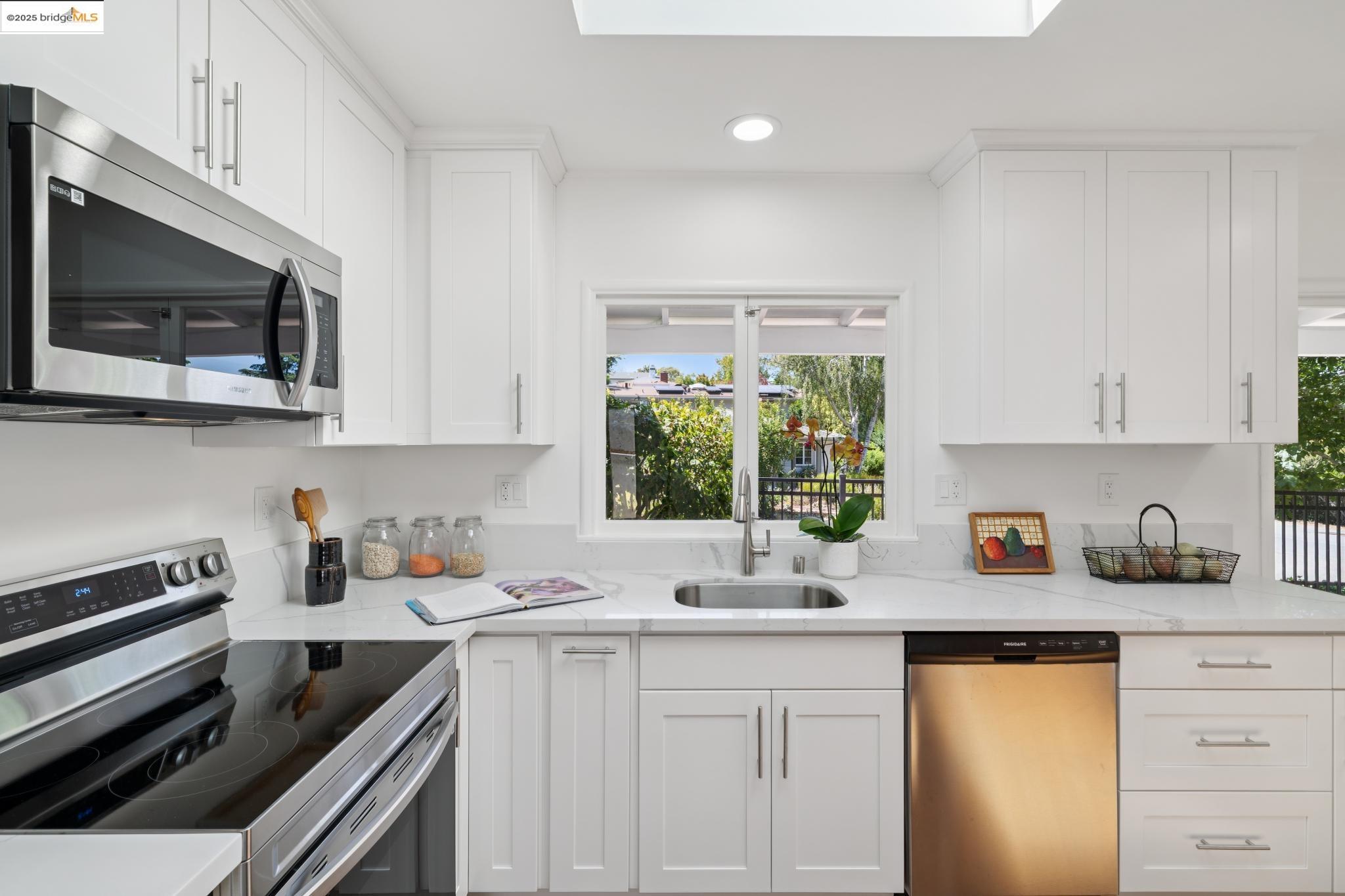 Detail Gallery Image 15 of 40 For 16 Muir Way, Berkeley,  CA 94708 - 3 Beds | 2 Baths