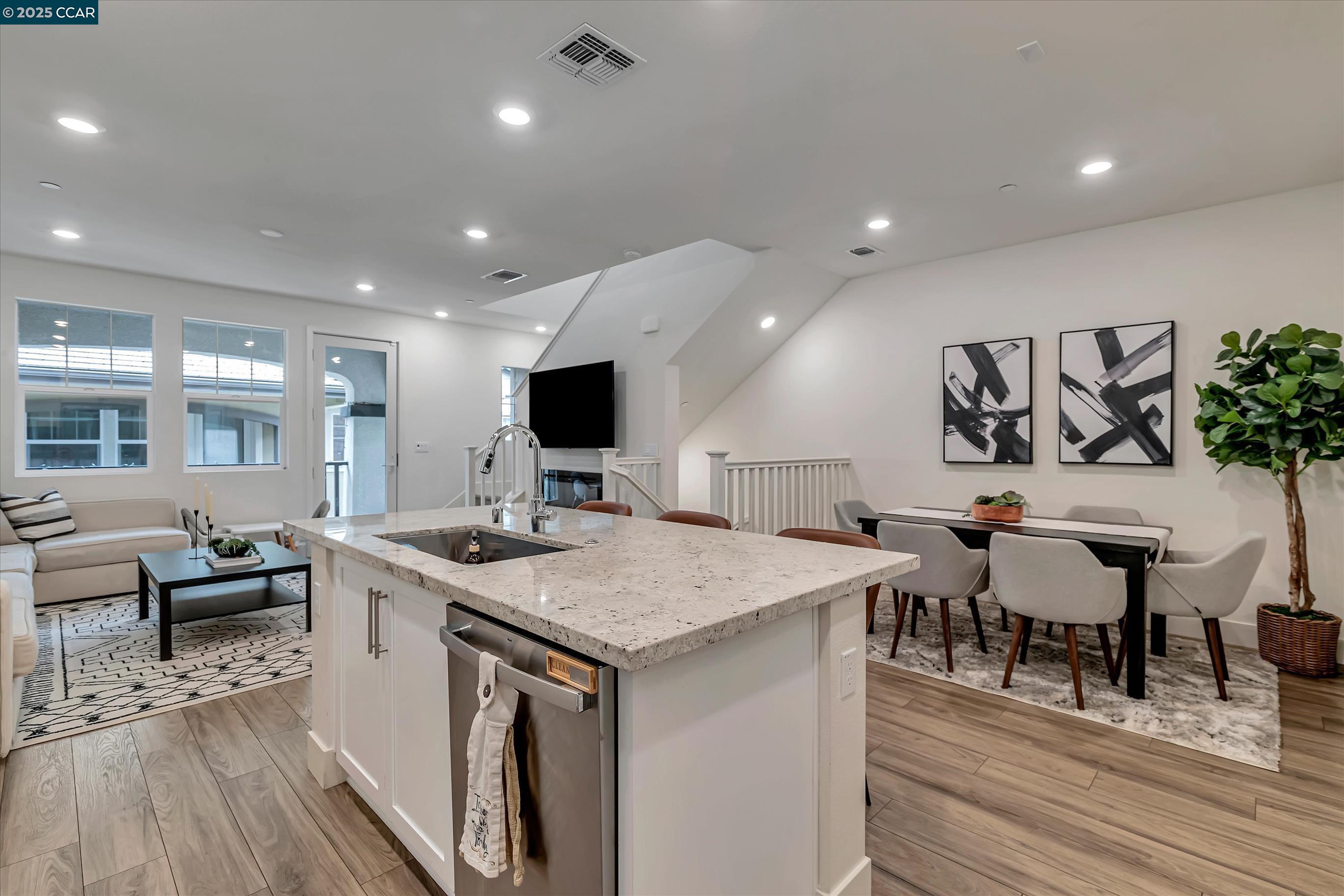 Detail Gallery Image 3 of 35 For 39103 via Vicenza, San Ramon,  CA 94583 - 4 Beds | 3 Baths