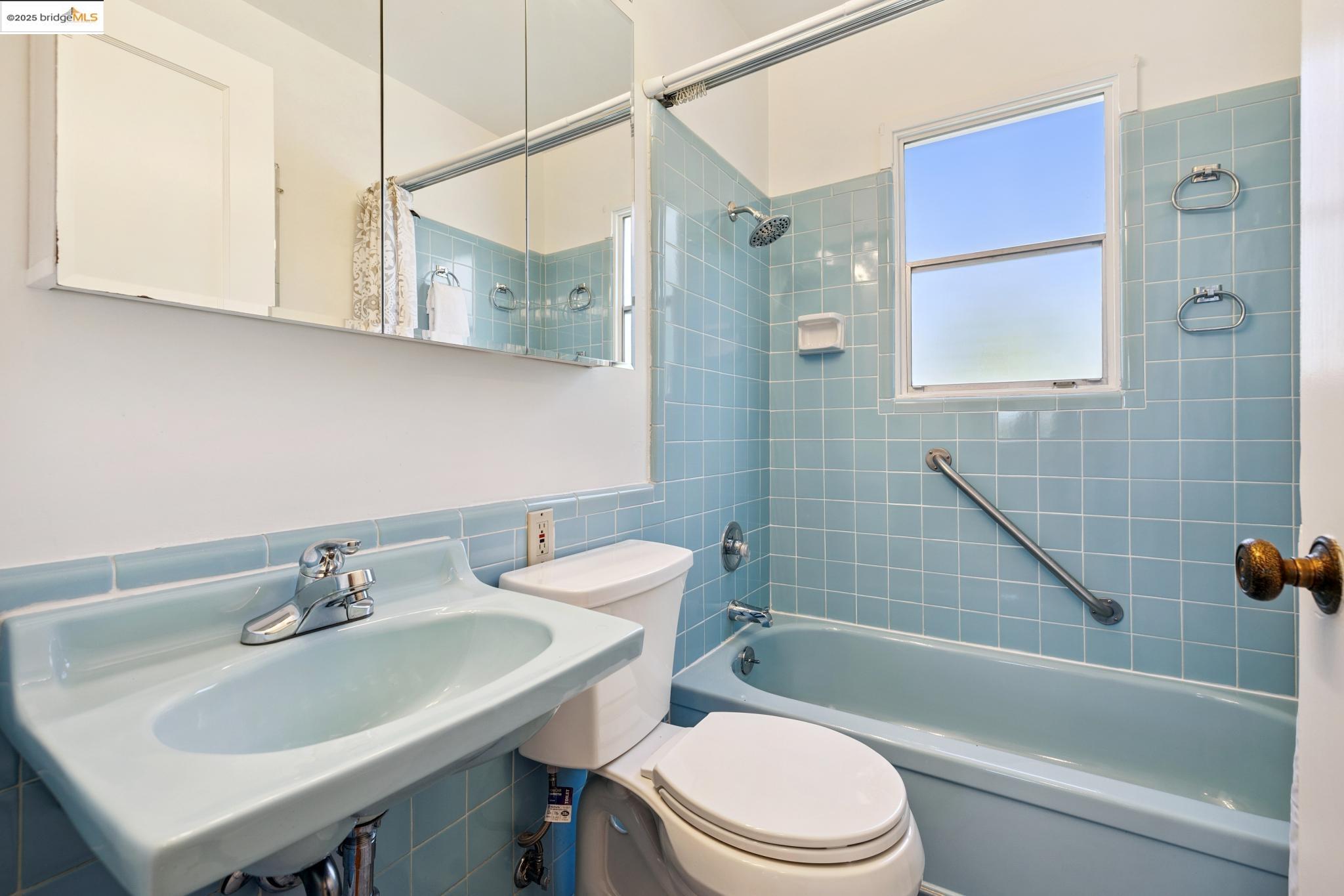 Detail Gallery Image 20 of 33 For 11026 Robledo Dr, Oakland,  CA 94603 - 3 Beds | 1 Baths