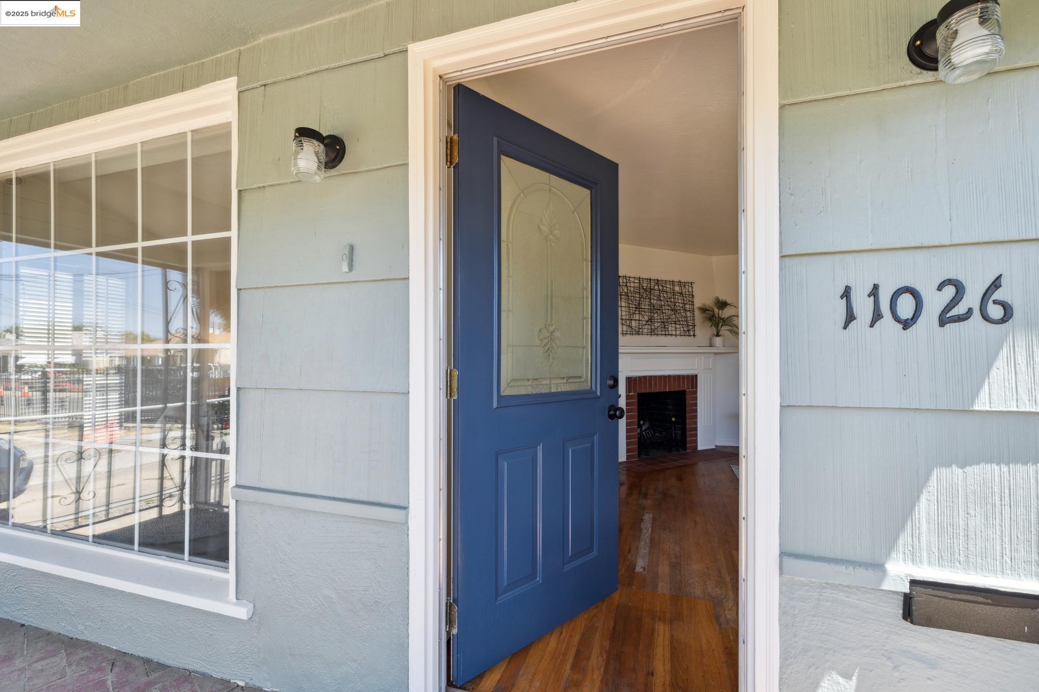 Detail Gallery Image 3 of 33 For 11026 Robledo Dr, Oakland,  CA 94603 - 3 Beds | 1 Baths