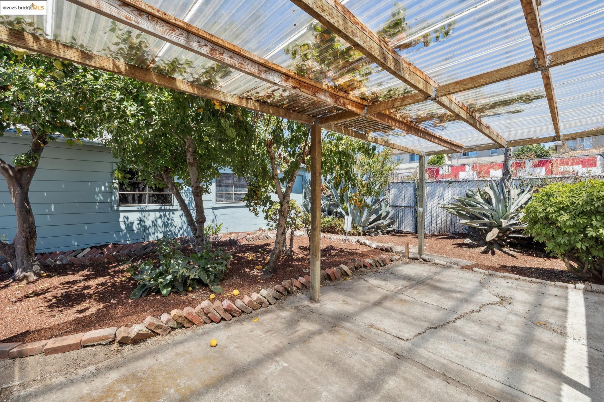 Detail Gallery Image 25 of 33 For 11026 Robledo Dr, Oakland,  CA 94603 - 3 Beds | 1 Baths