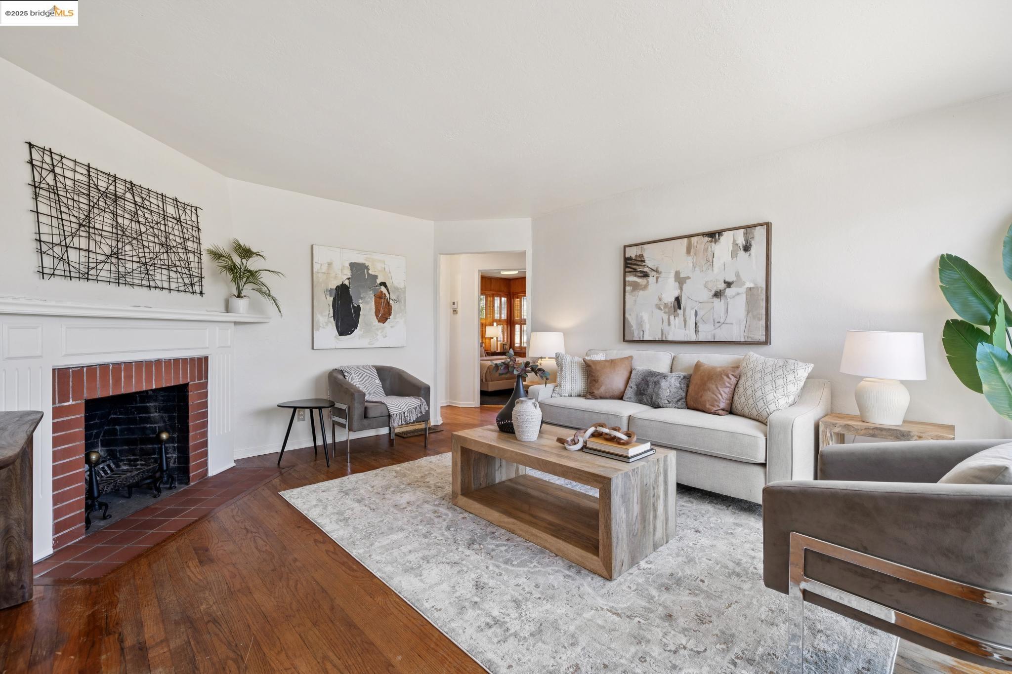 Detail Gallery Image 4 of 33 For 11026 Robledo Dr, Oakland,  CA 94603 - 3 Beds | 1 Baths