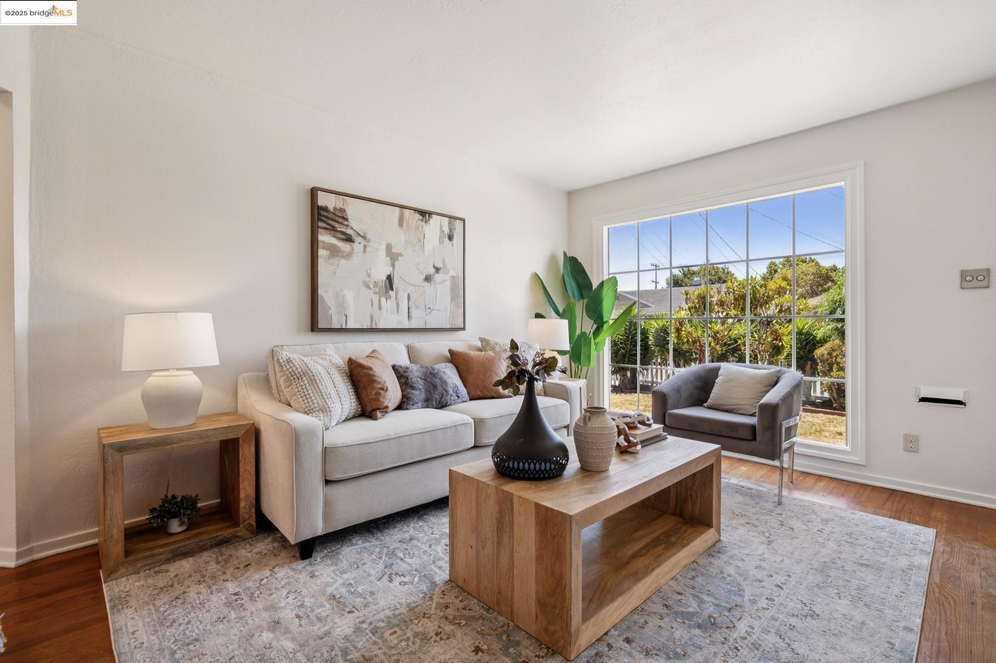 Detail Gallery Image 6 of 33 For 11026 Robledo Dr, Oakland,  CA 94603 - 3 Beds | 1 Baths