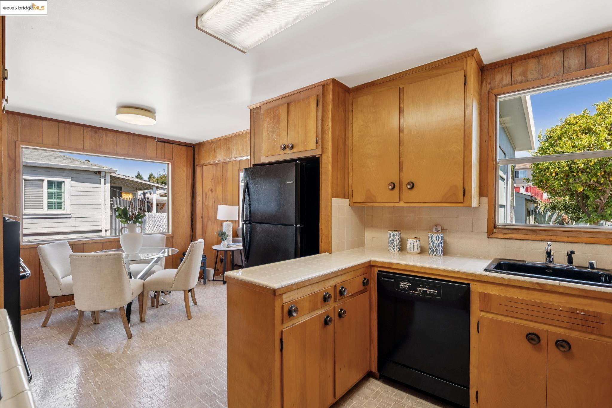 Detail Gallery Image 7 of 33 For 11026 Robledo Dr, Oakland,  CA 94603 - 3 Beds | 1 Baths
