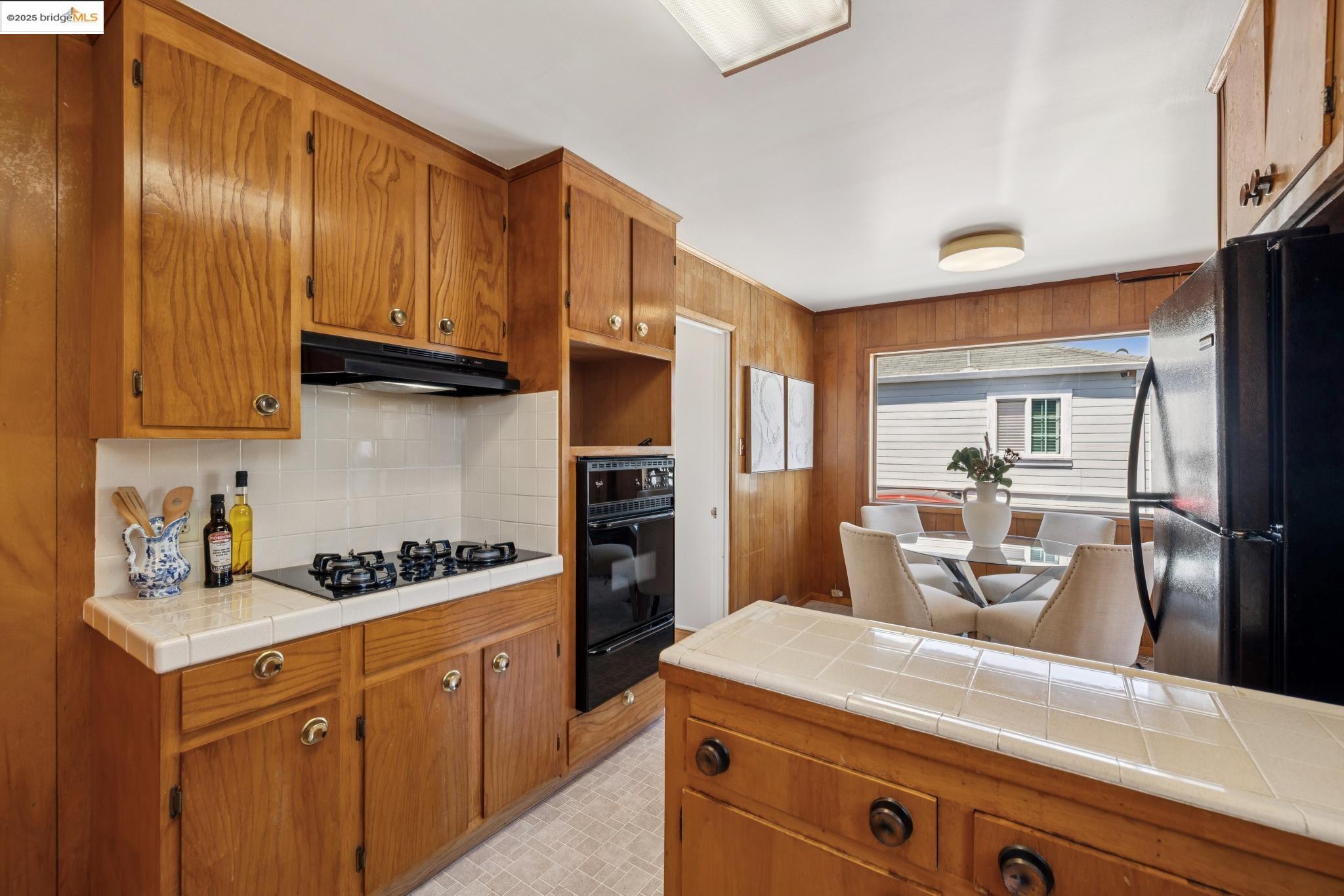 Detail Gallery Image 8 of 33 For 11026 Robledo Dr, Oakland,  CA 94603 - 3 Beds | 1 Baths