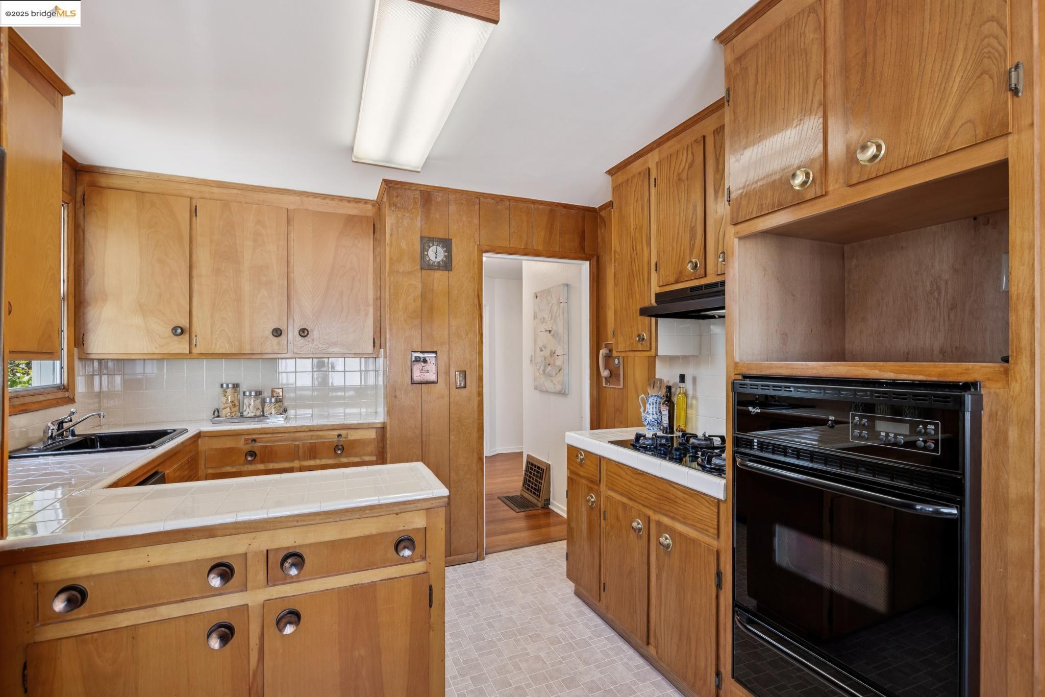 Detail Gallery Image 9 of 33 For 11026 Robledo Dr, Oakland,  CA 94603 - 3 Beds | 1 Baths