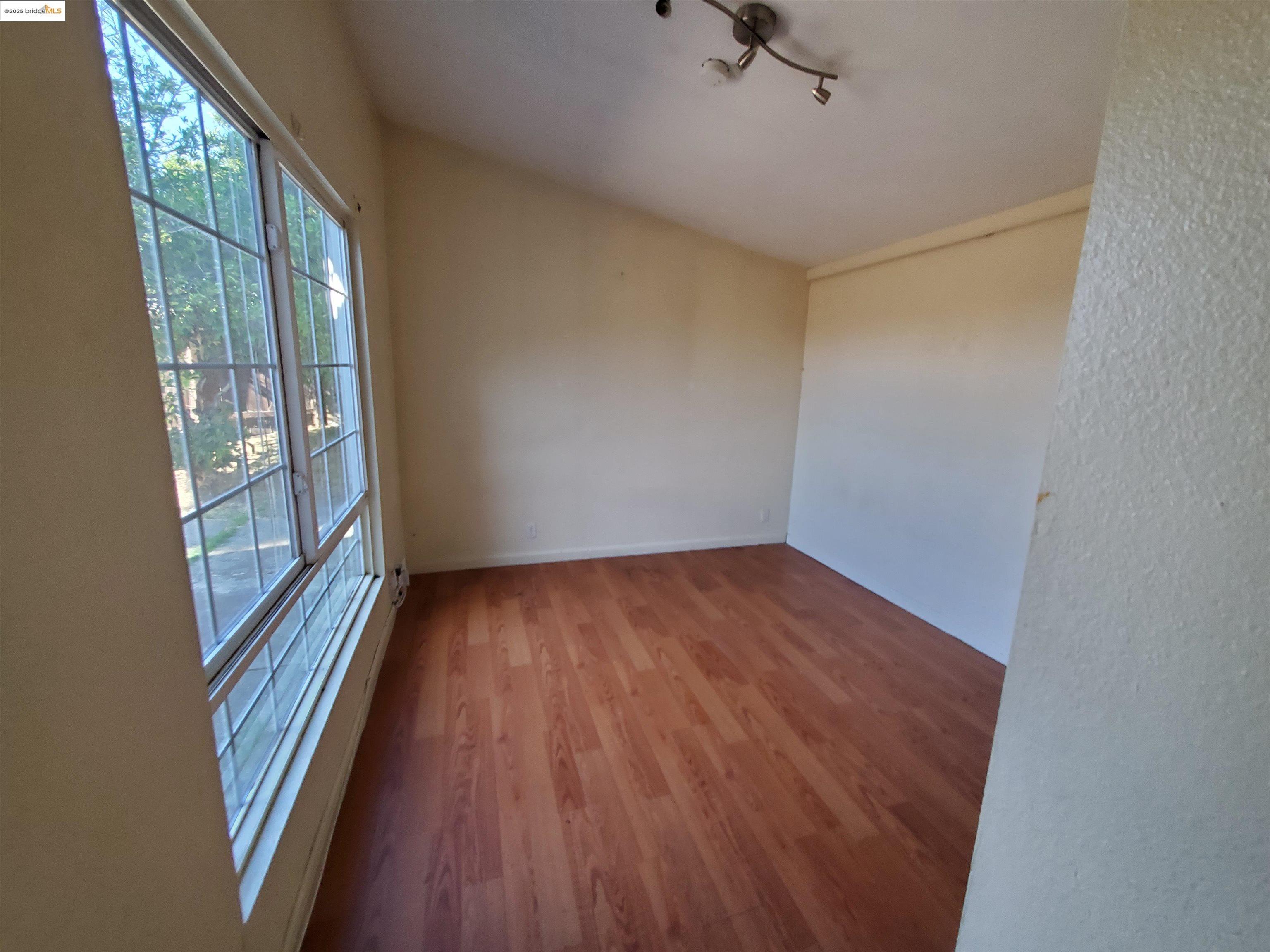 Detail Gallery Image 4 of 14 For 27828 Mandarin Ave, Hayward,  CA 94544 - 3 Beds | 2 Baths