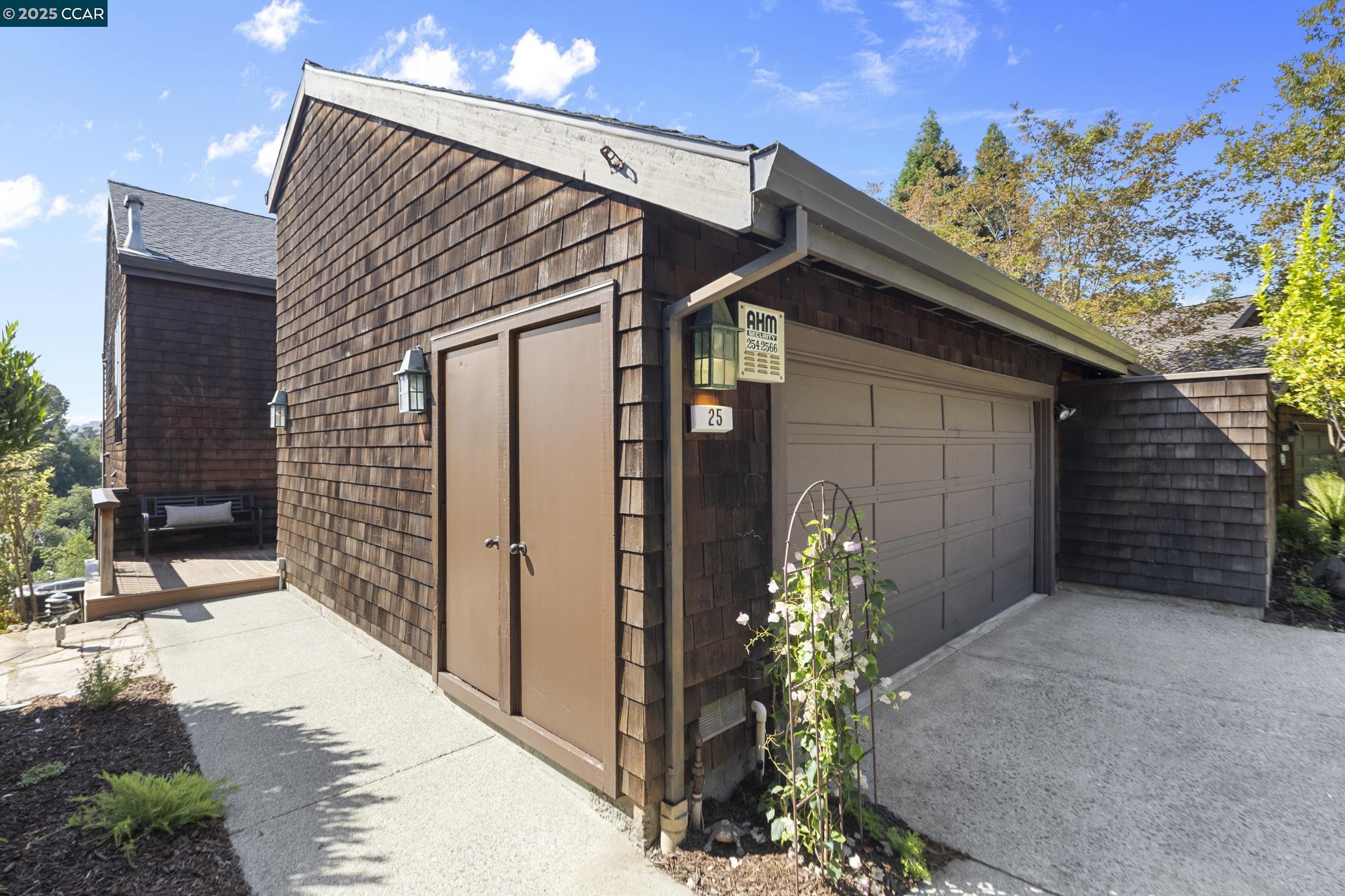 Detail Gallery Image 2 of 56 For 25 Watchwood Ct, Orinda,  CA 94563 - 3 Beds | 2/1 Baths