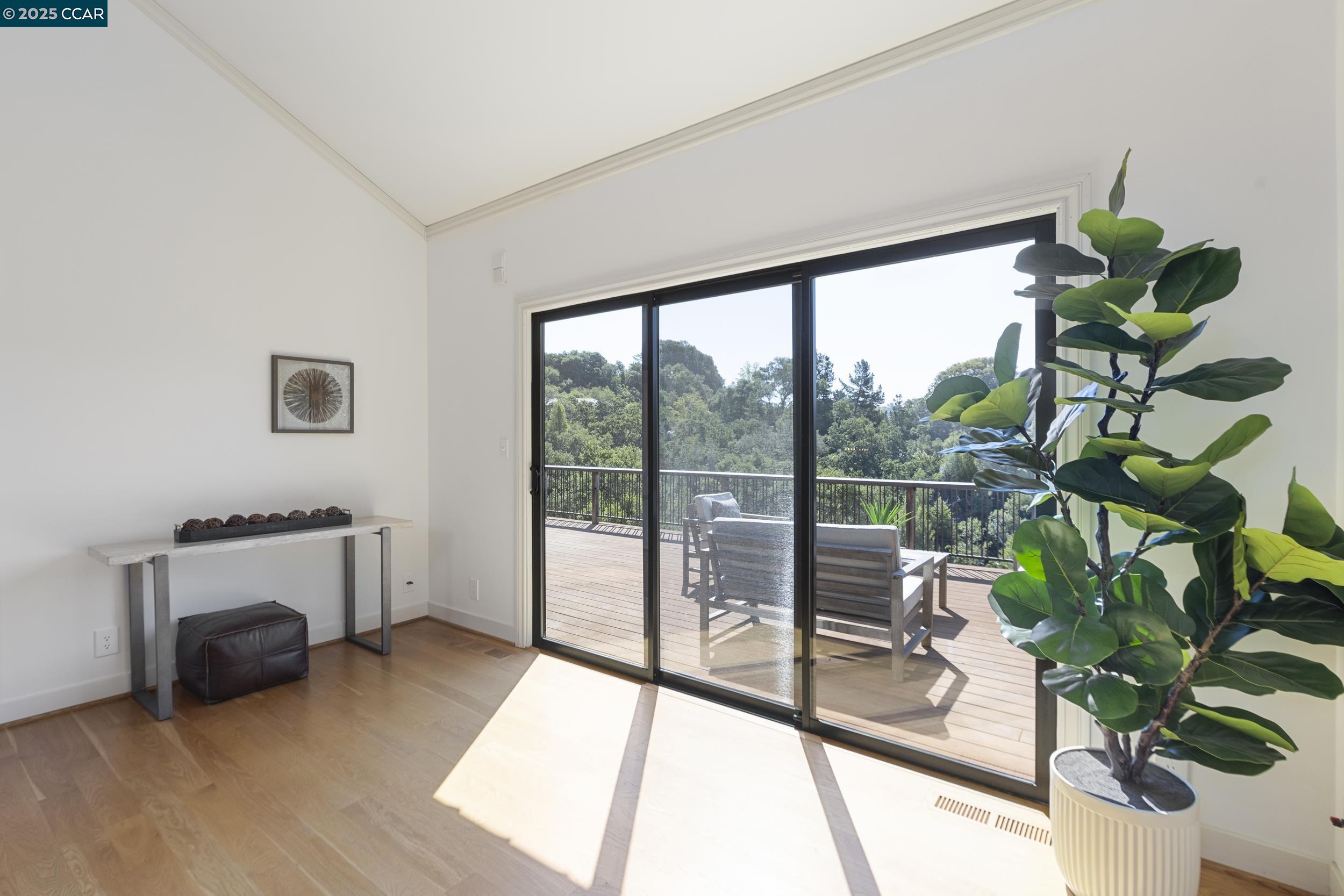 Detail Gallery Image 11 of 56 For 25 Watchwood Ct, Orinda,  CA 94563 - 3 Beds | 2/1 Baths