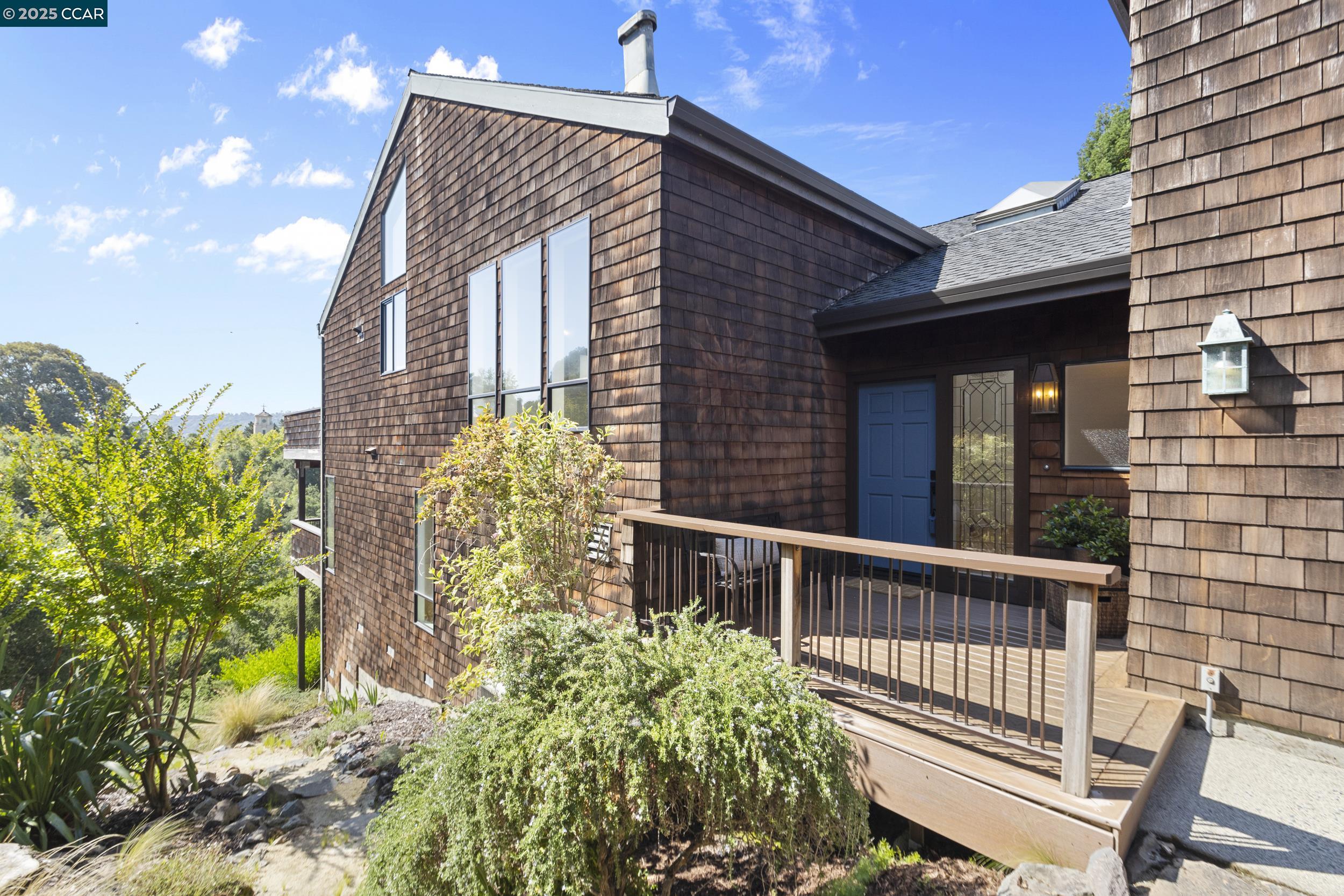 Detail Gallery Image 3 of 56 For 25 Watchwood Ct, Orinda,  CA 94563 - 3 Beds | 2/1 Baths