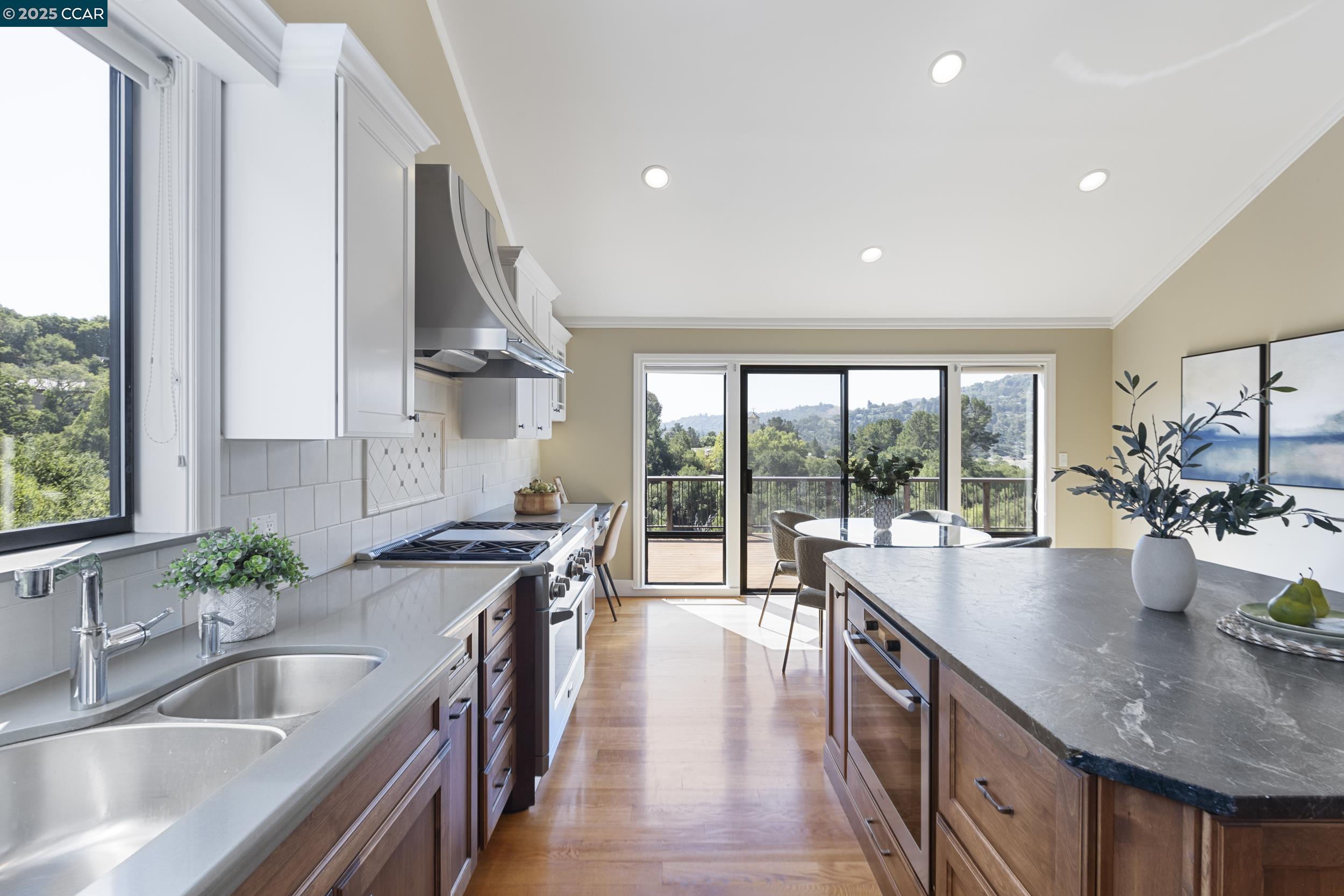 Detail Gallery Image 25 of 56 For 25 Watchwood Ct, Orinda,  CA 94563 - 3 Beds | 2/1 Baths