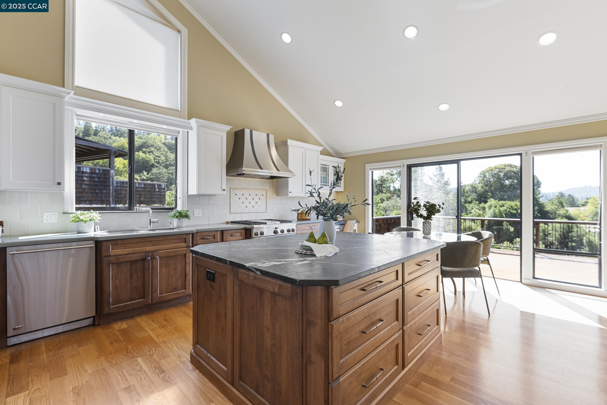 Detail Gallery Image 26 of 56 For 25 Watchwood Ct, Orinda,  CA 94563 - 3 Beds | 2/1 Baths
