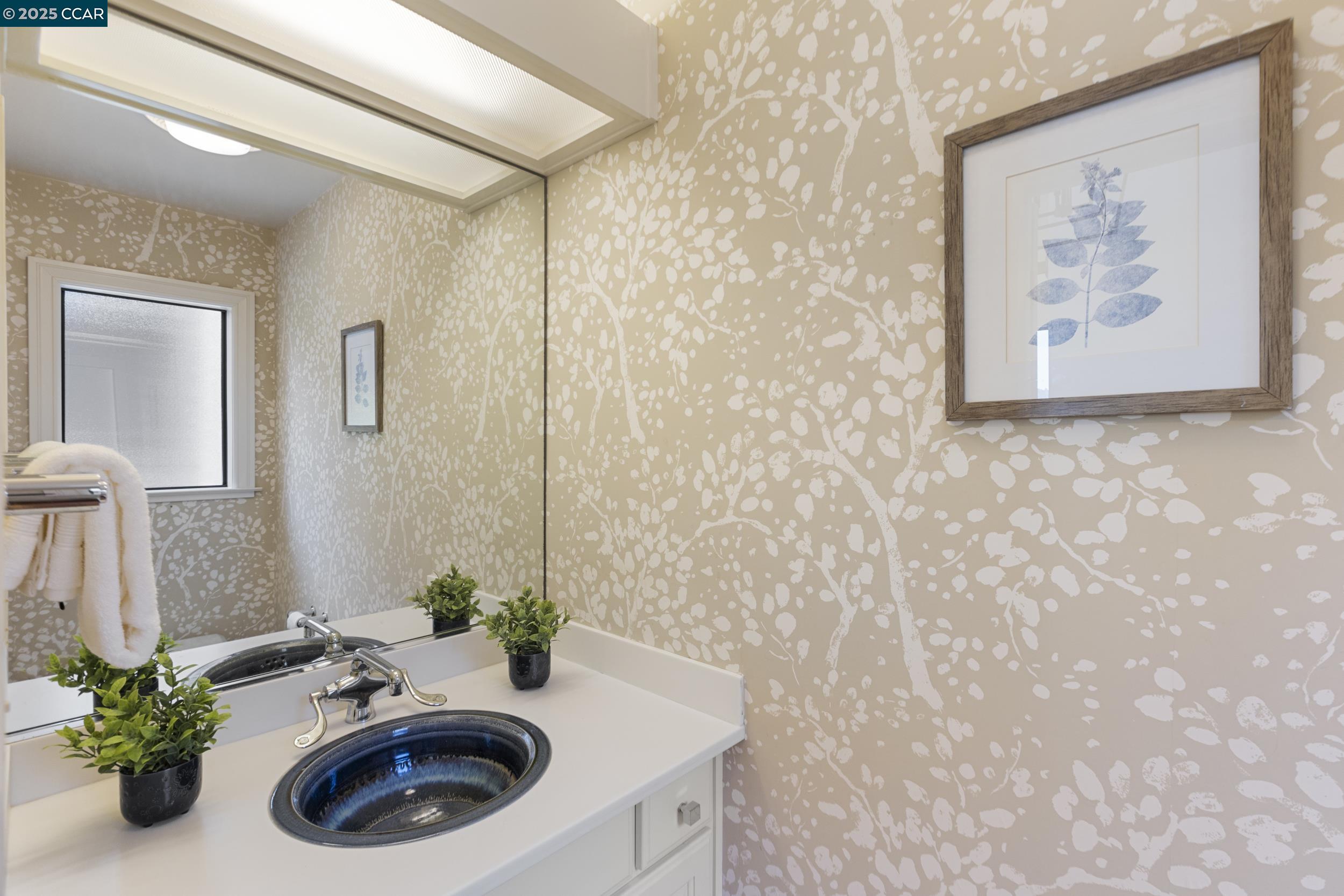 Detail Gallery Image 30 of 56 For 25 Watchwood Ct, Orinda,  CA 94563 - 3 Beds | 2/1 Baths