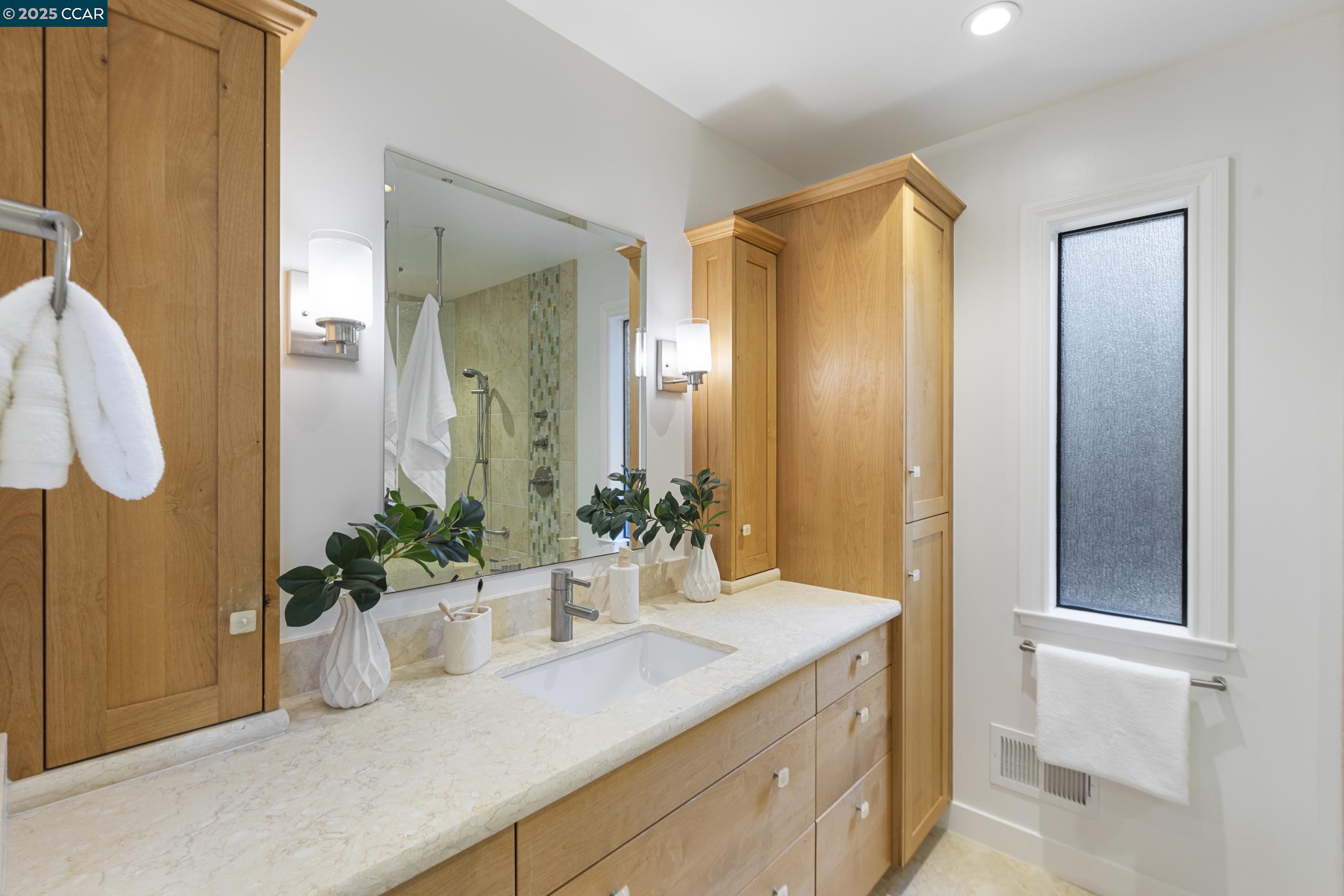 Detail Gallery Image 50 of 56 For 25 Watchwood Ct, Orinda,  CA 94563 - 3 Beds | 2/1 Baths