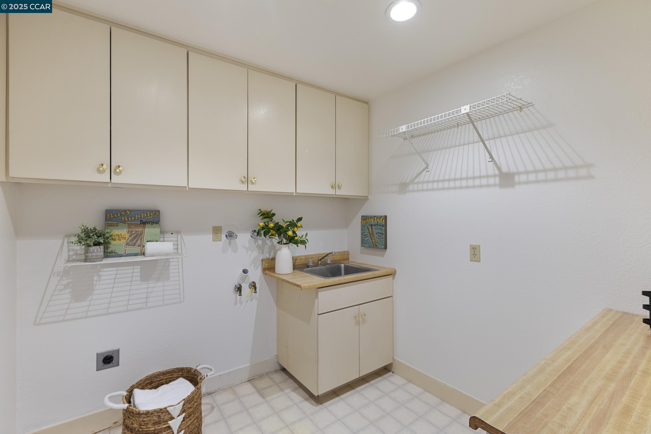 Detail Gallery Image 52 of 56 For 25 Watchwood Ct, Orinda,  CA 94563 - 3 Beds | 2/1 Baths