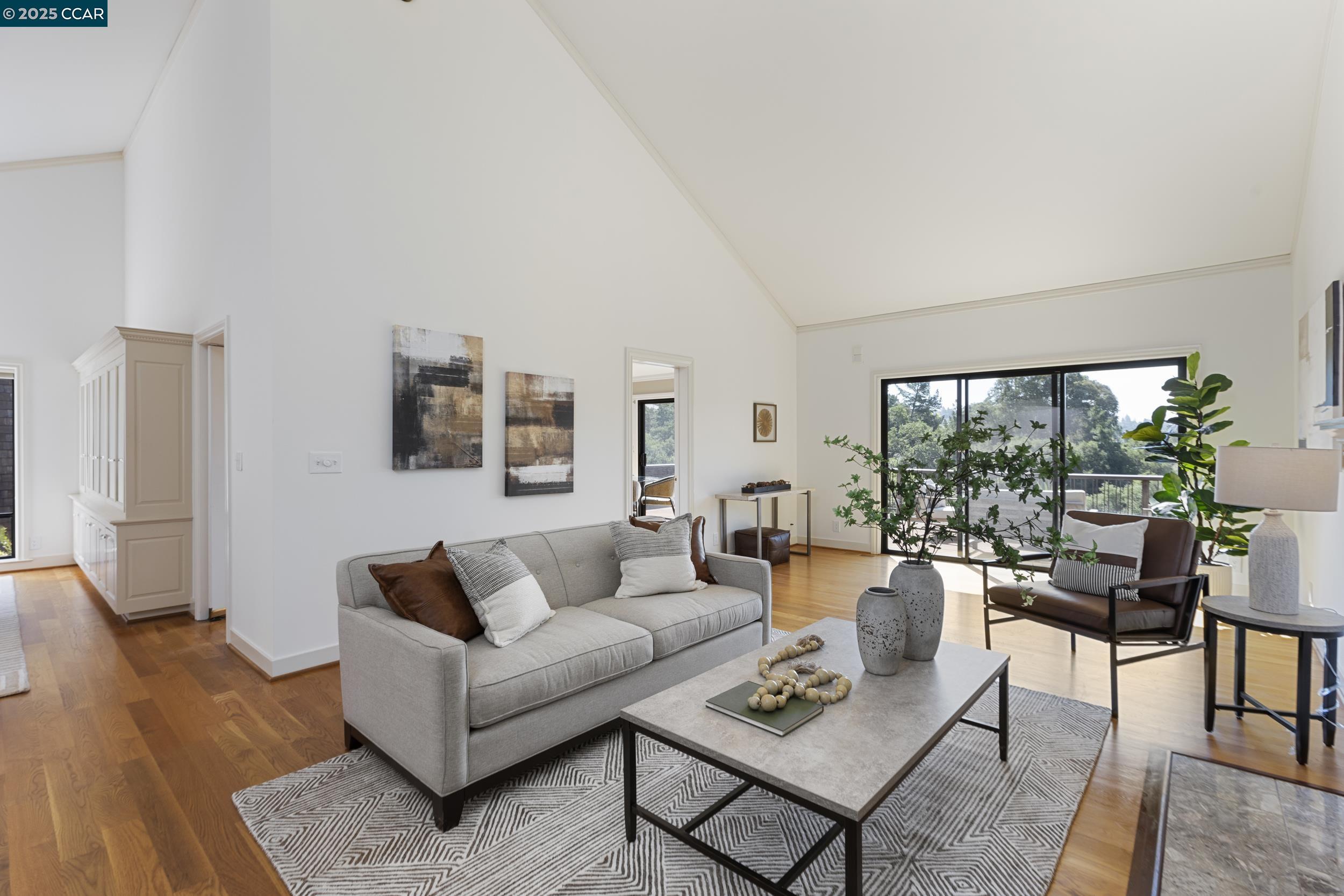 Detail Gallery Image 8 of 56 For 25 Watchwood Ct, Orinda,  CA 94563 - 3 Beds | 2/1 Baths