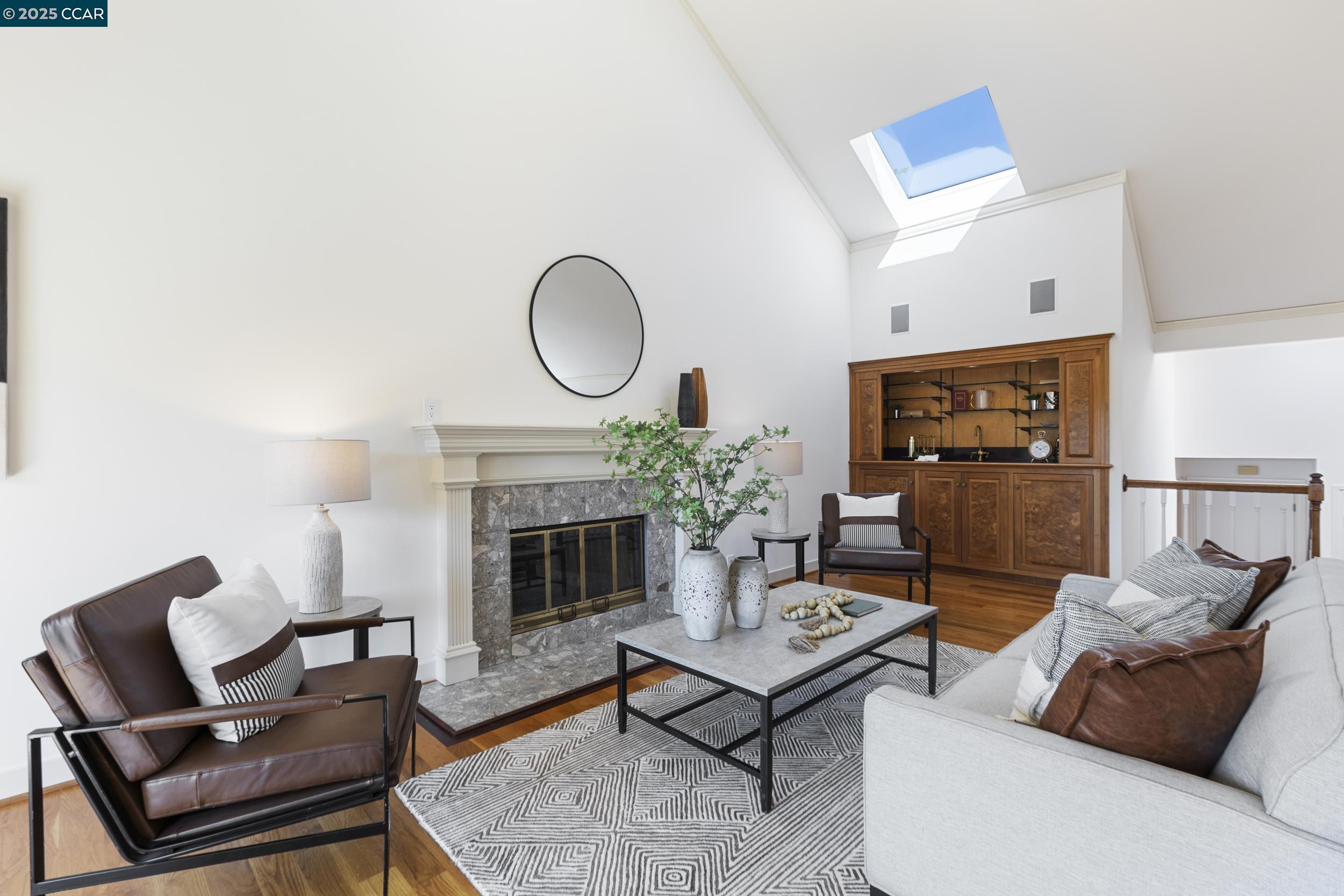 Detail Gallery Image 9 of 56 For 25 Watchwood Ct, Orinda,  CA 94563 - 3 Beds | 2/1 Baths