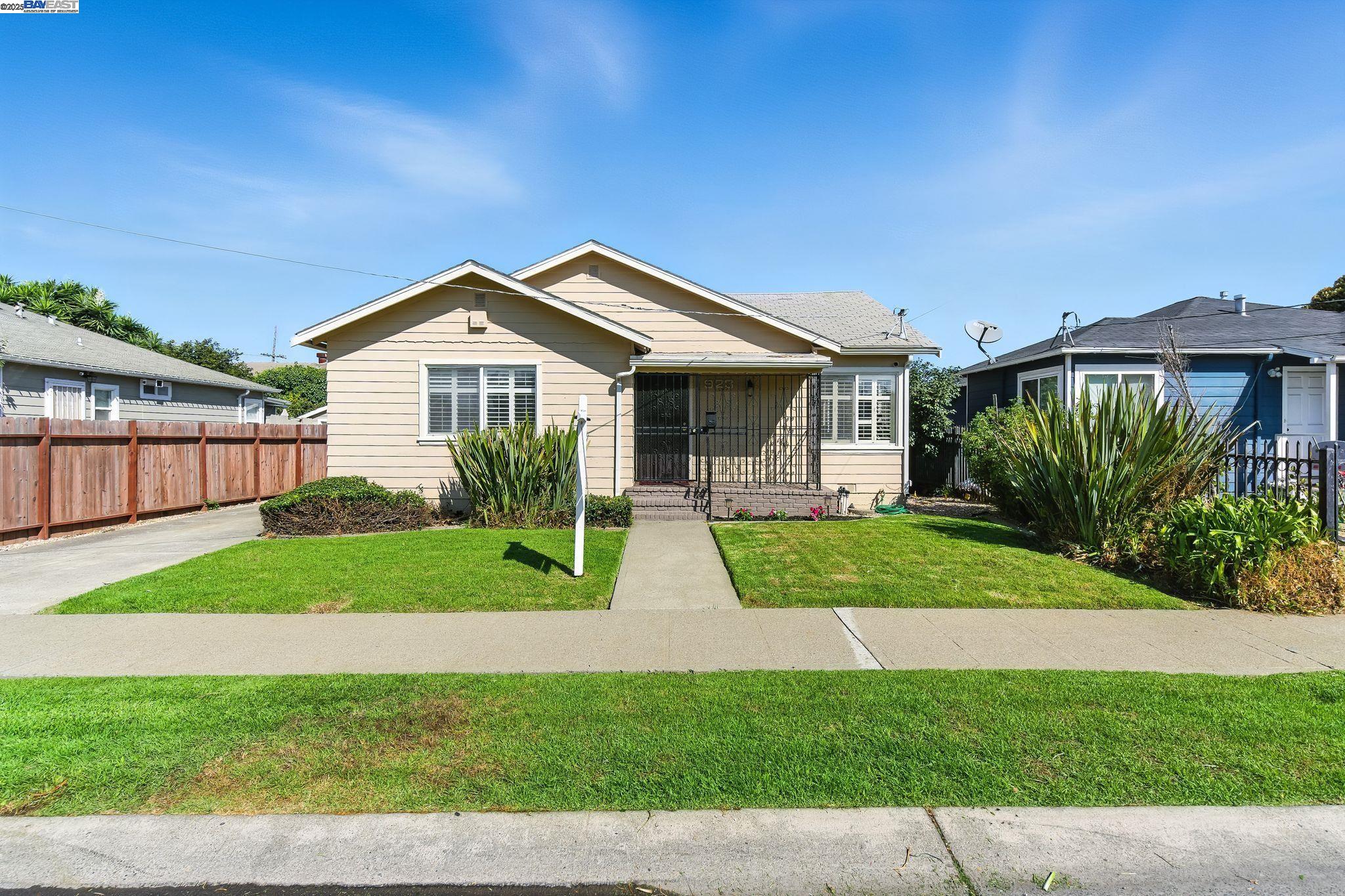 Detail Gallery Image 1 of 32 For 923 90th Ave, Oakland,  CA 94603 - 3 Beds | 2 Baths