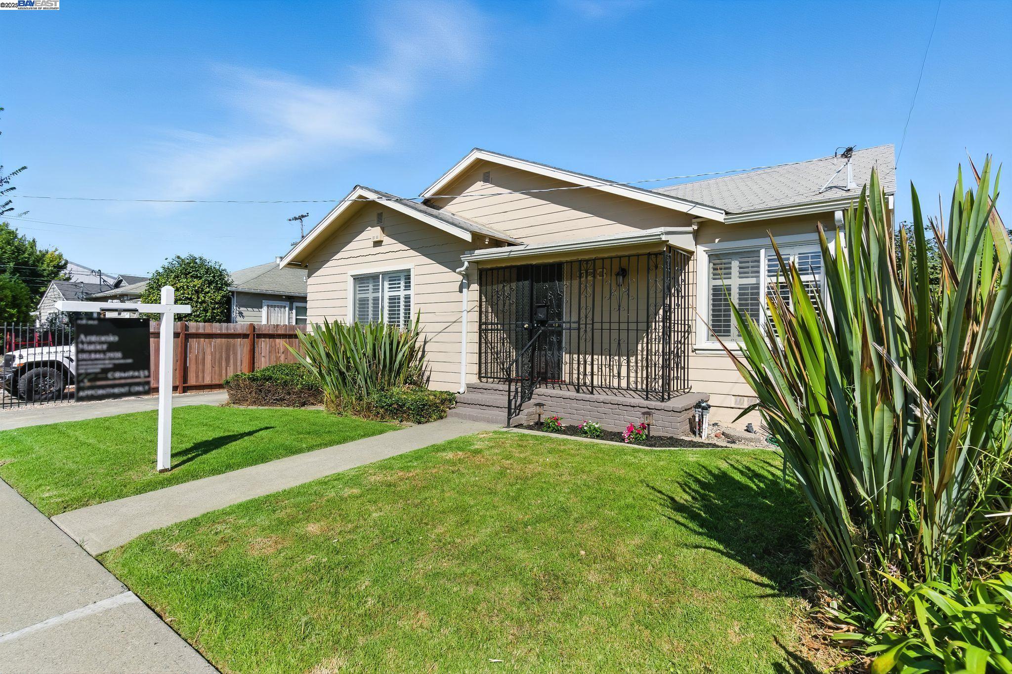 Detail Gallery Image 2 of 32 For 923 90th Ave, Oakland,  CA 94603 - 3 Beds | 2 Baths