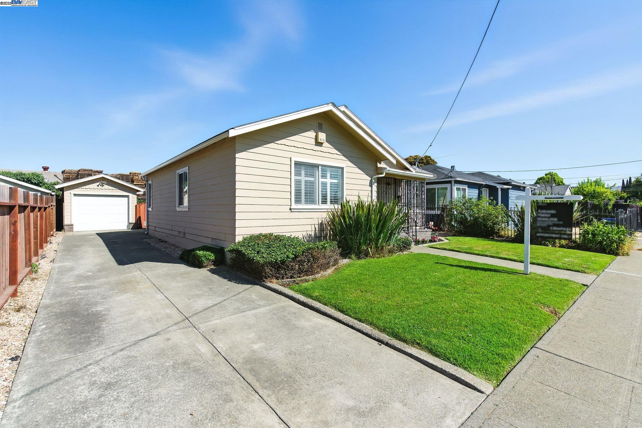 Detail Gallery Image 3 of 32 For 923 90th Ave, Oakland,  CA 94603 - 3 Beds | 2 Baths