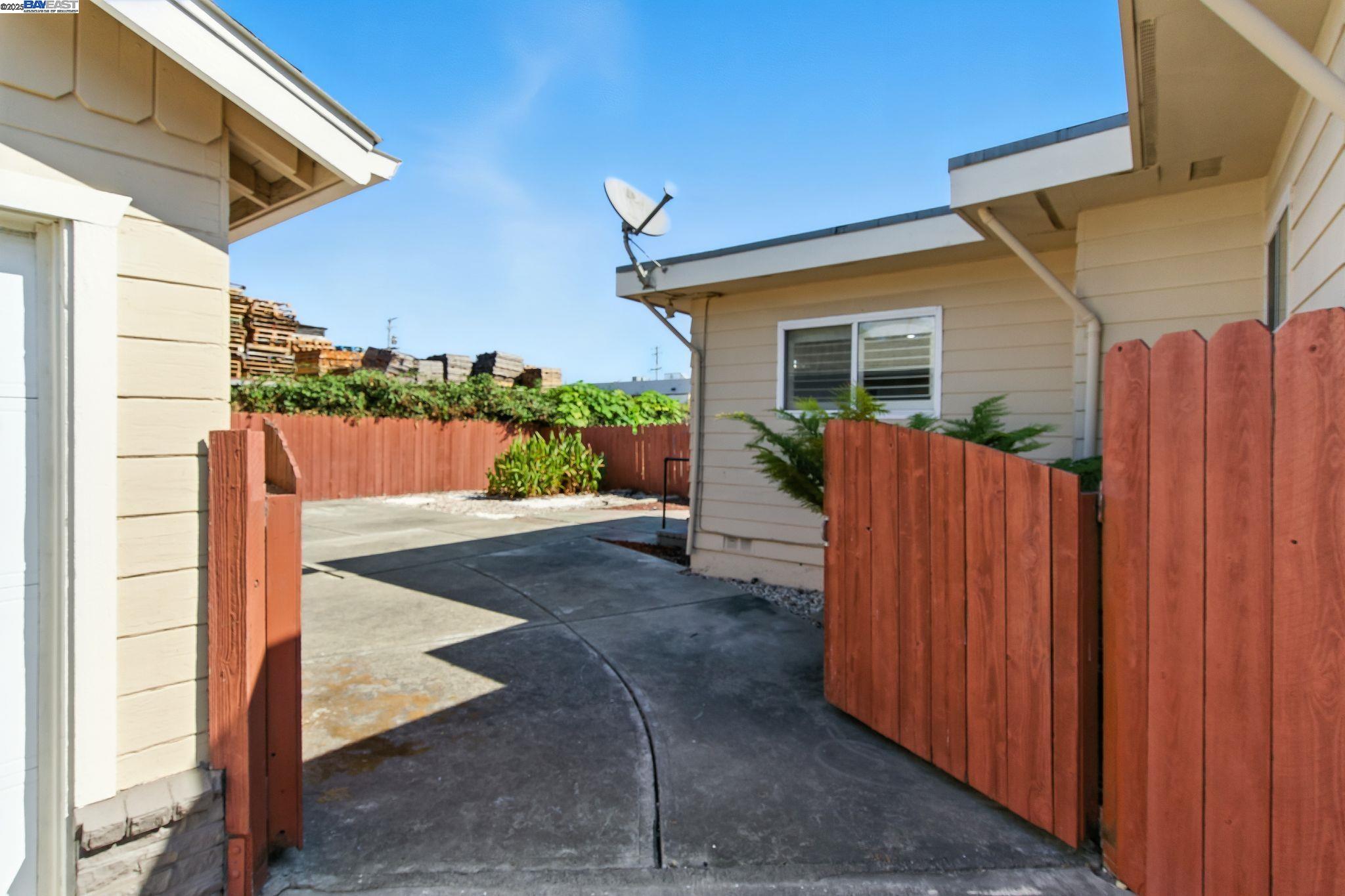 Detail Gallery Image 29 of 32 For 923 90th Ave, Oakland,  CA 94603 - 3 Beds | 2 Baths
