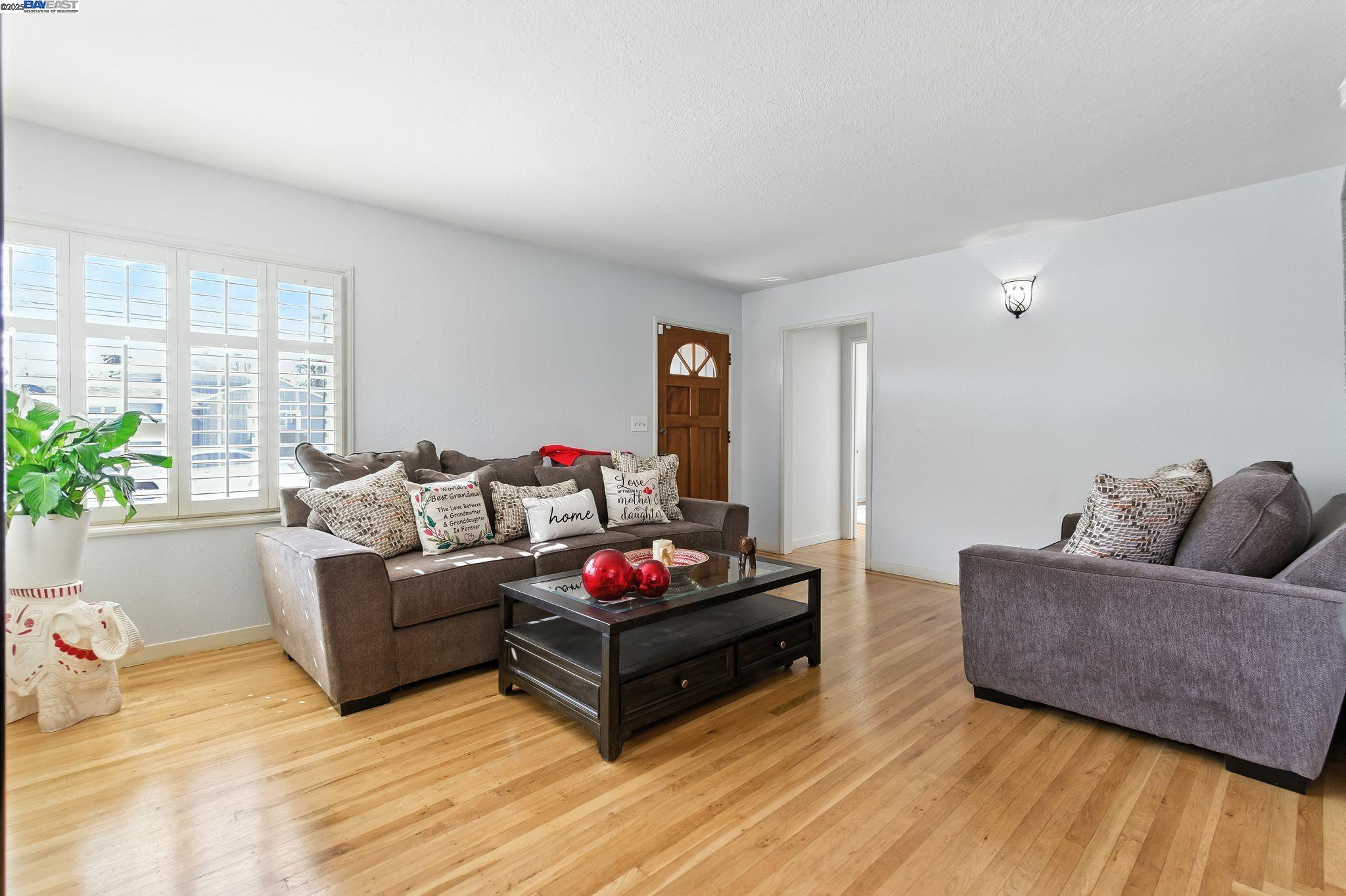 Detail Gallery Image 5 of 32 For 923 90th Ave, Oakland,  CA 94603 - 3 Beds | 2 Baths
