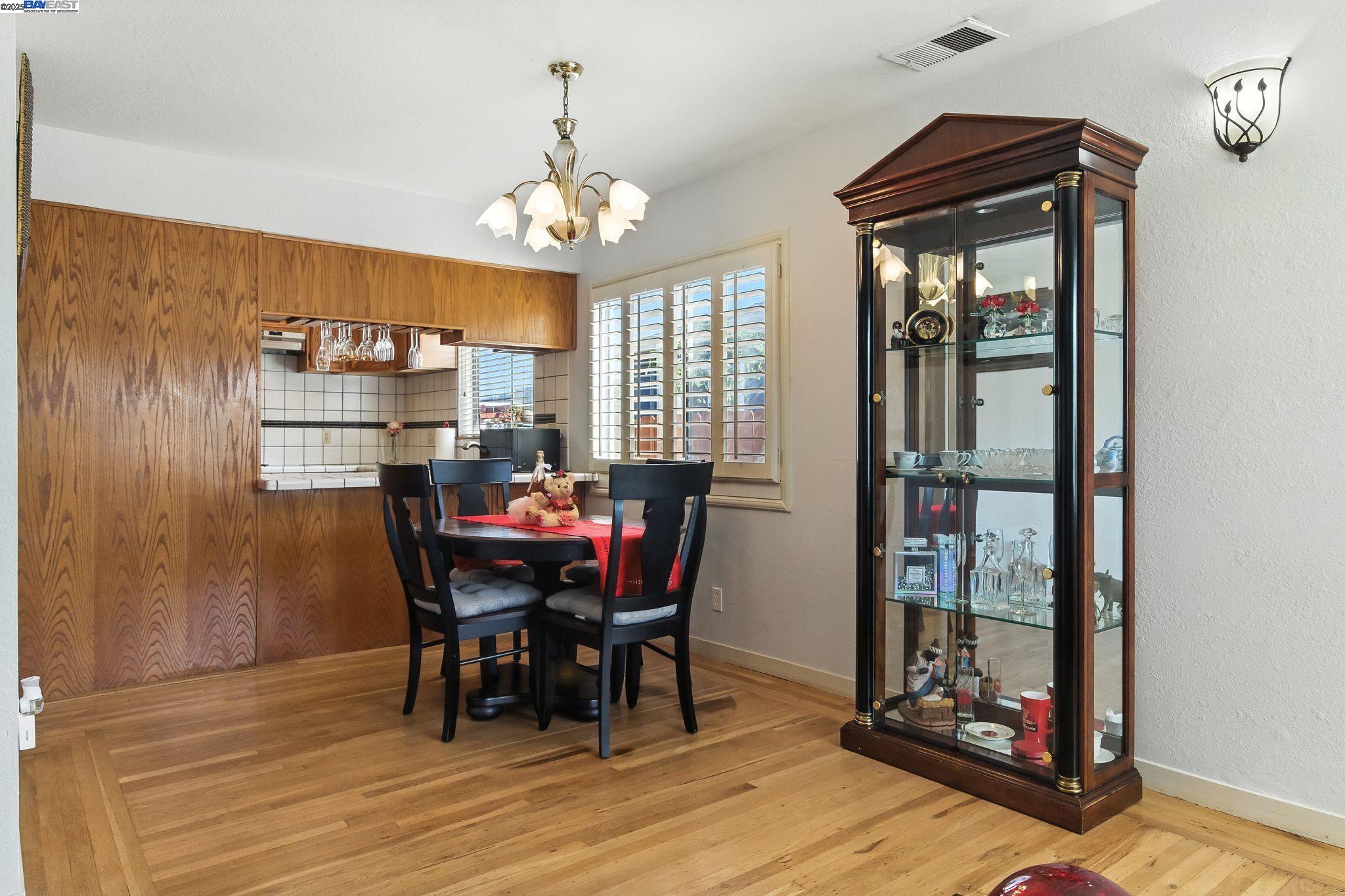Detail Gallery Image 7 of 32 For 923 90th Ave, Oakland,  CA 94603 - 3 Beds | 2 Baths