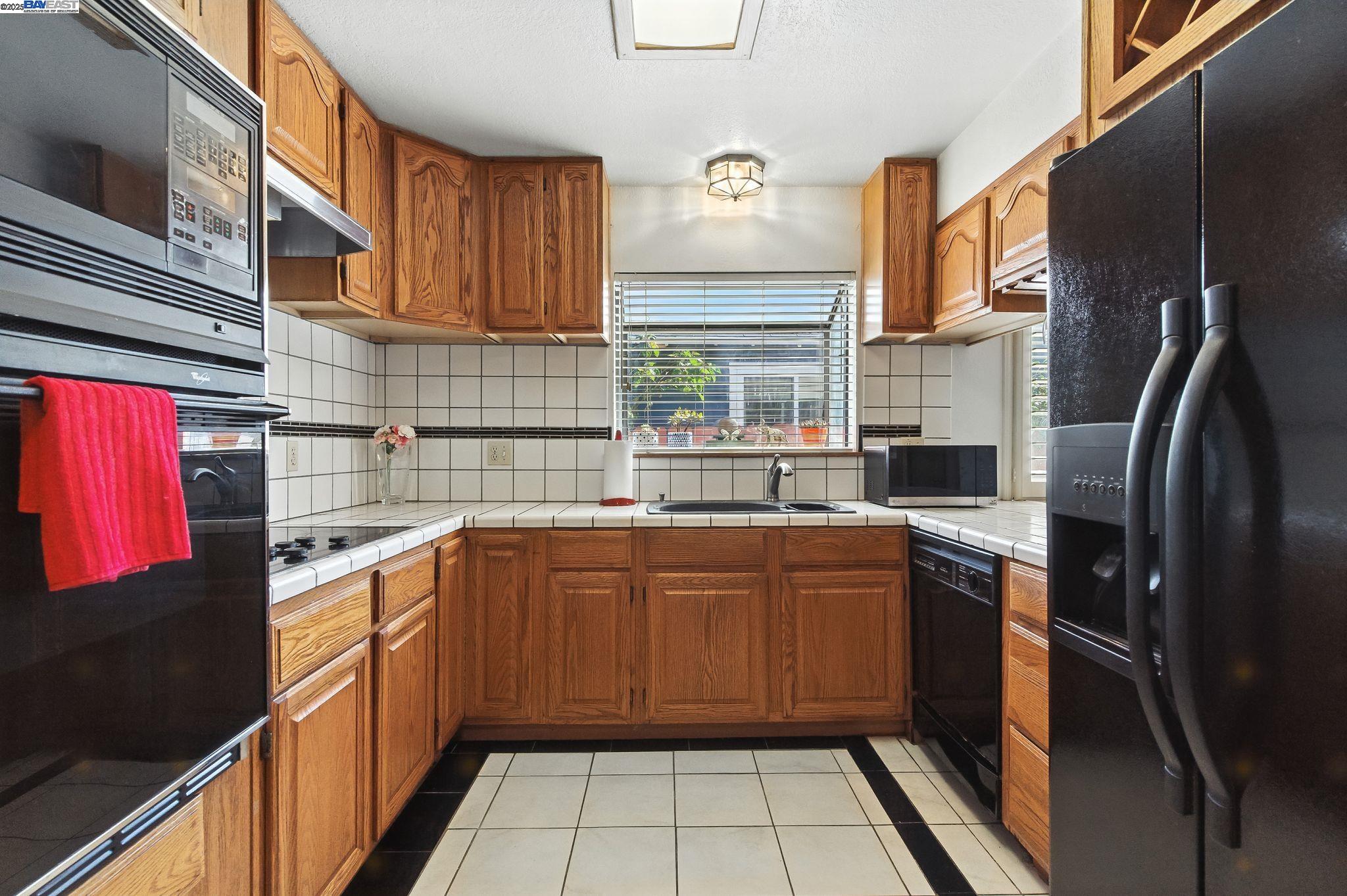 Detail Gallery Image 8 of 32 For 923 90th Ave, Oakland,  CA 94603 - 3 Beds | 2 Baths